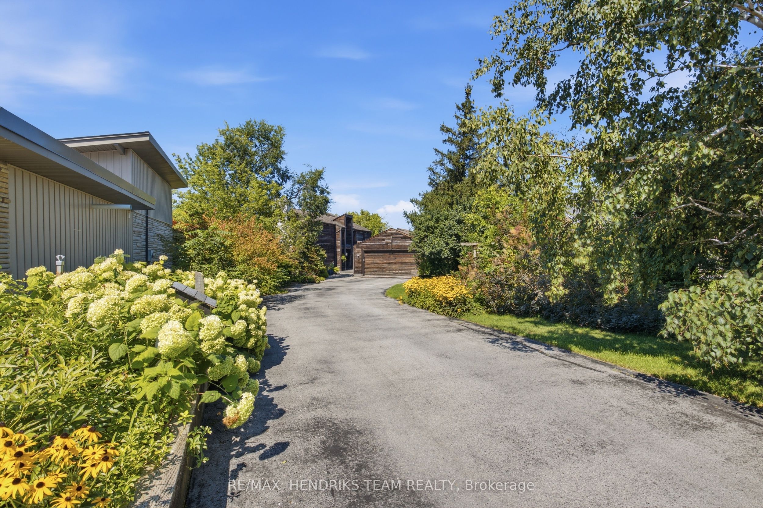 10 Vergorda Circle, St. Catharines, ON L2T 2P2 photo 2