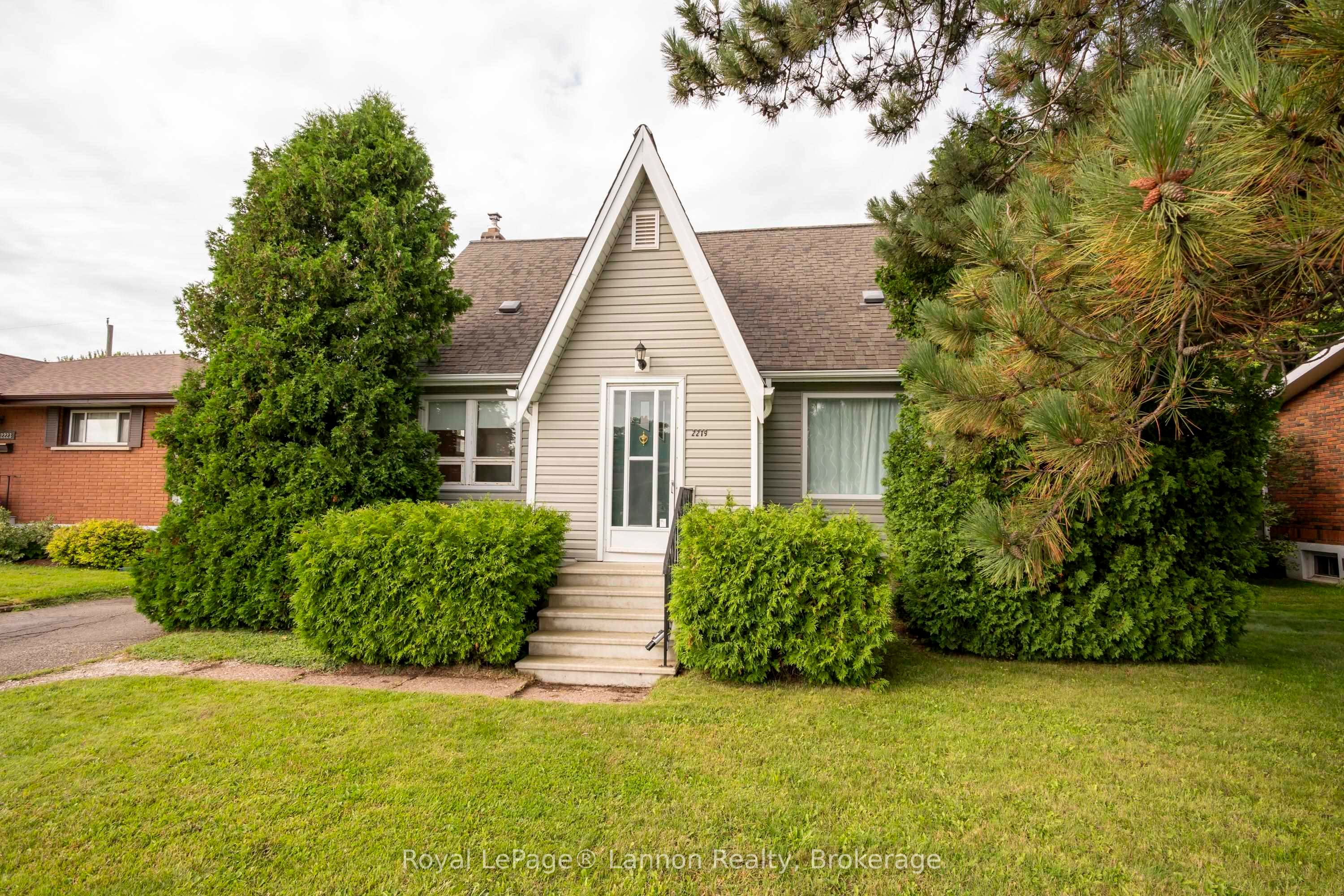 2219 Arthur Street E, Thunder Bay, ON P7E 5P3