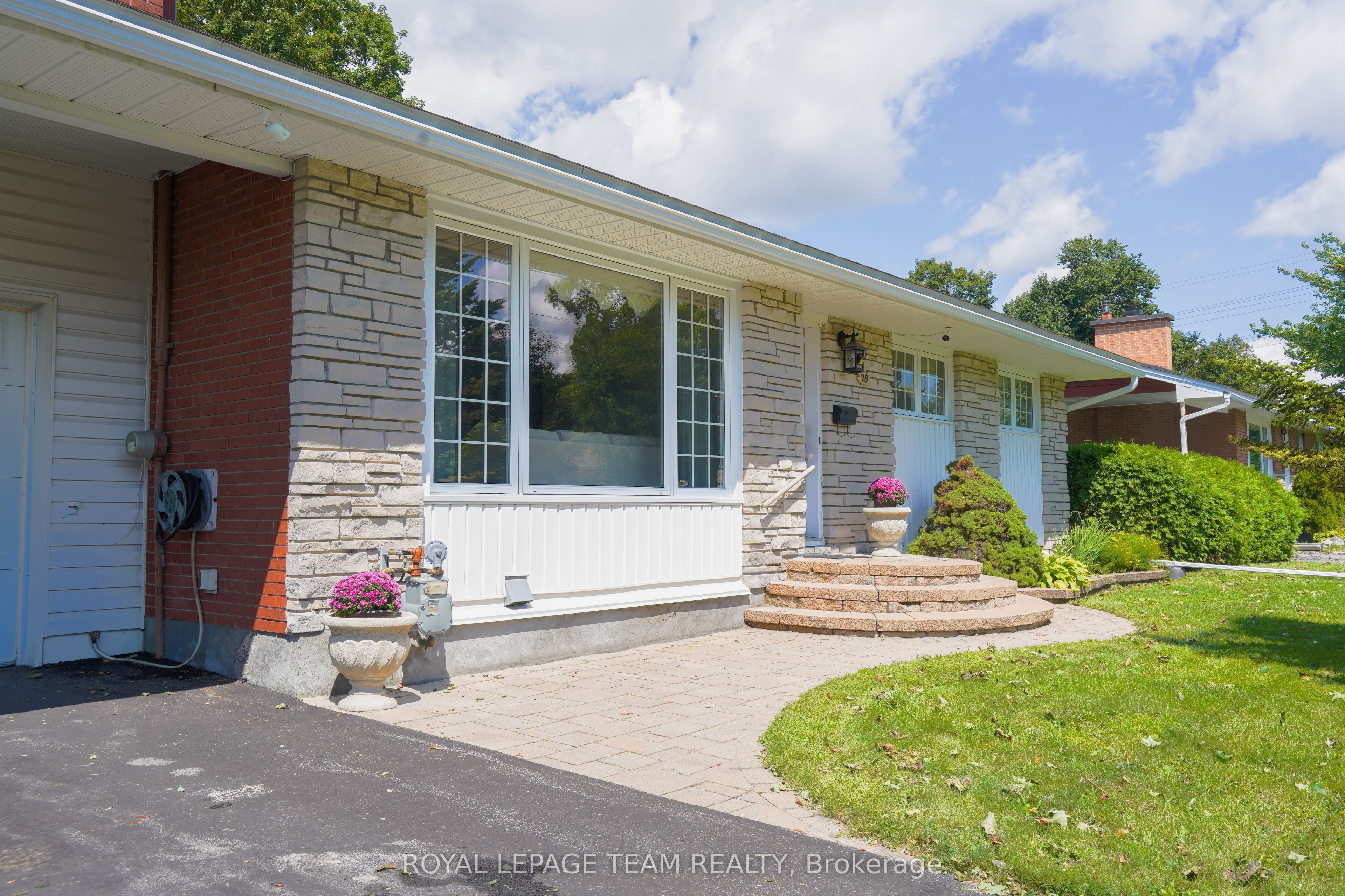 29 Epworth Avenue, Meadowlands - Crestview and Area, ON K2G 2L6 photo 2