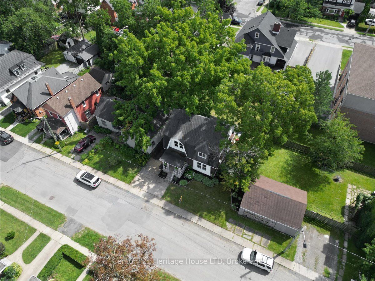 17 Elizabeth Street E, Welland, ON L3C 4M2 photo 2