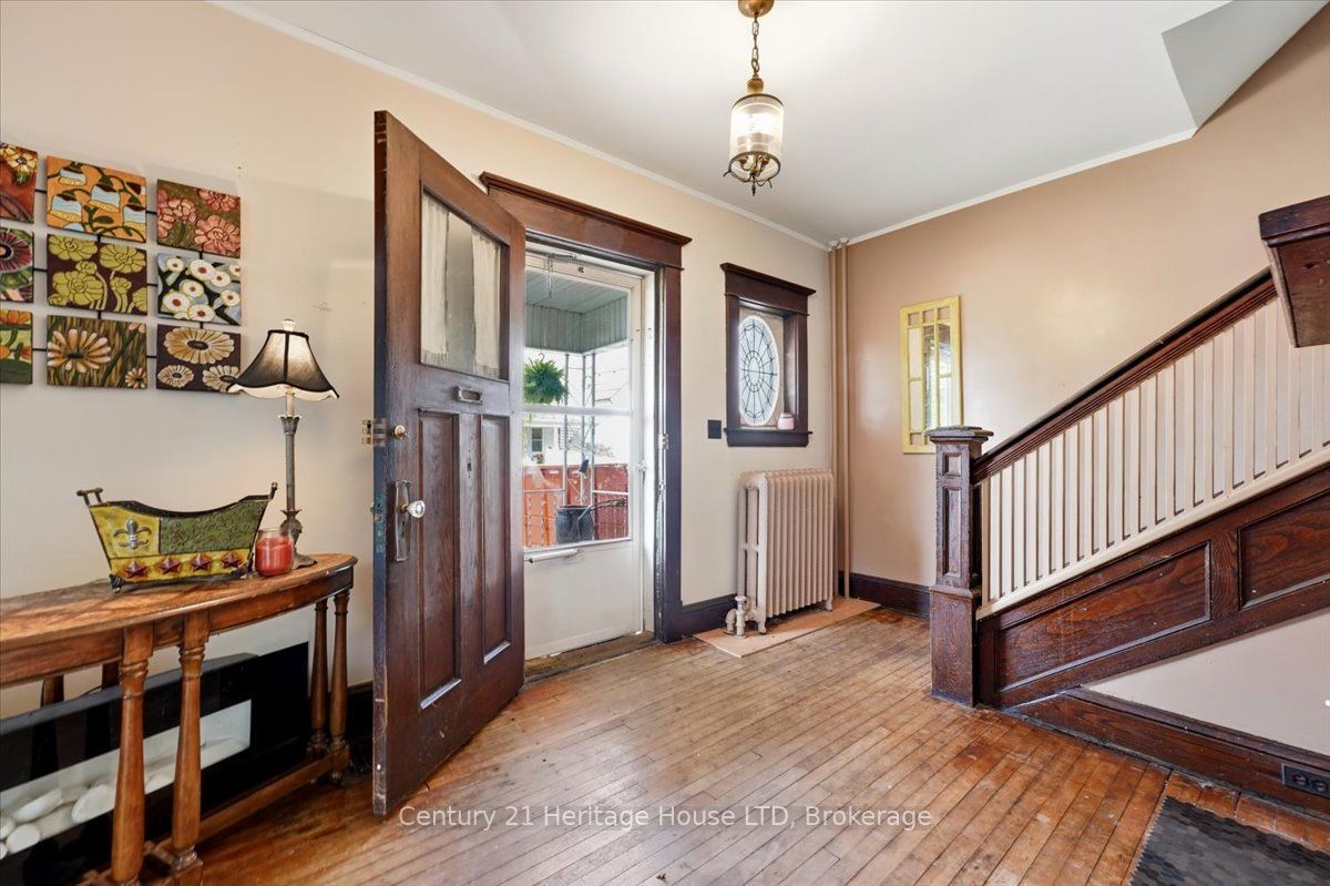 17 Elizabeth Street E, Welland, ON L3C 4M2 photo 4