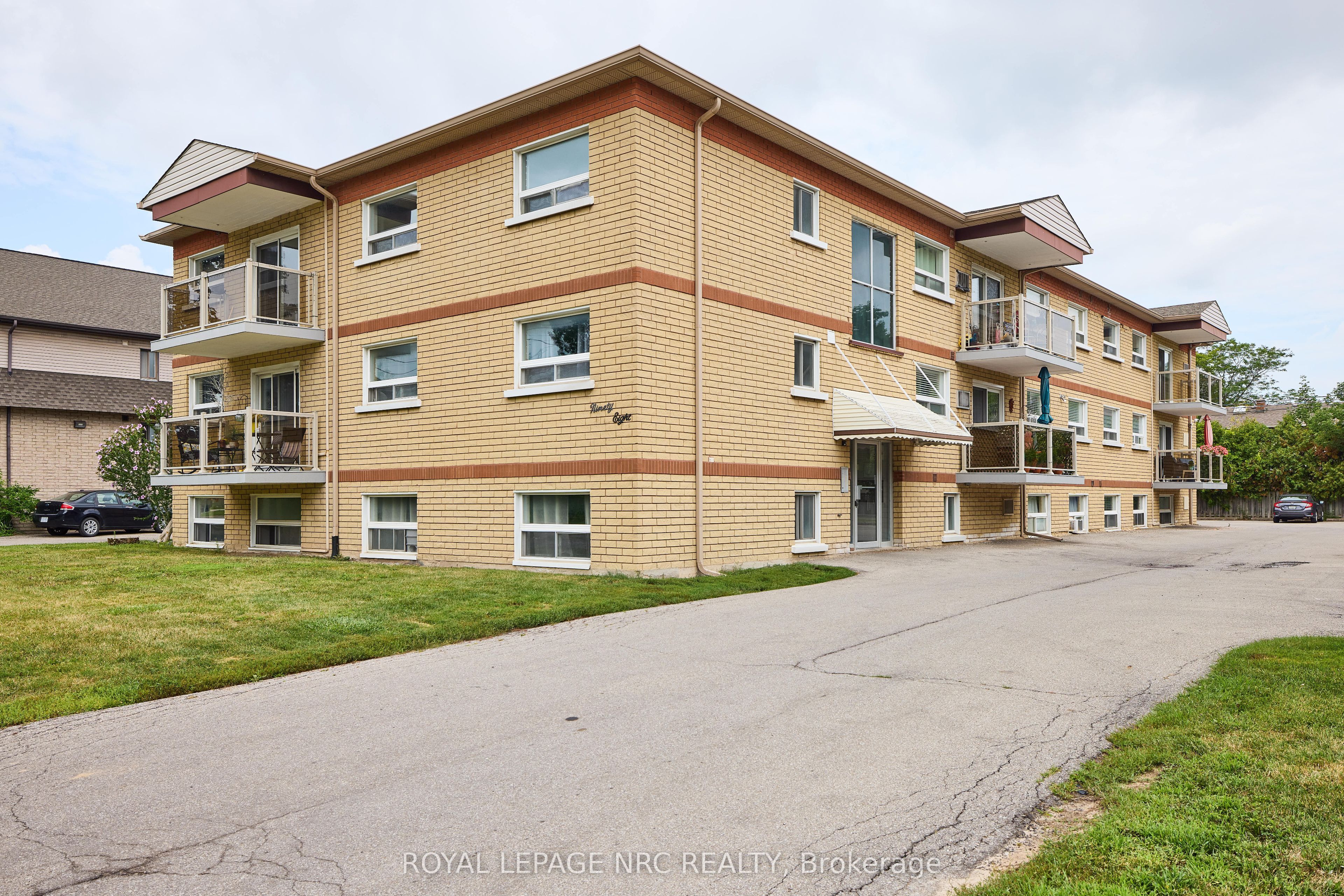 98 Woodlawn Road 11, Welland, ON L3C 3J5