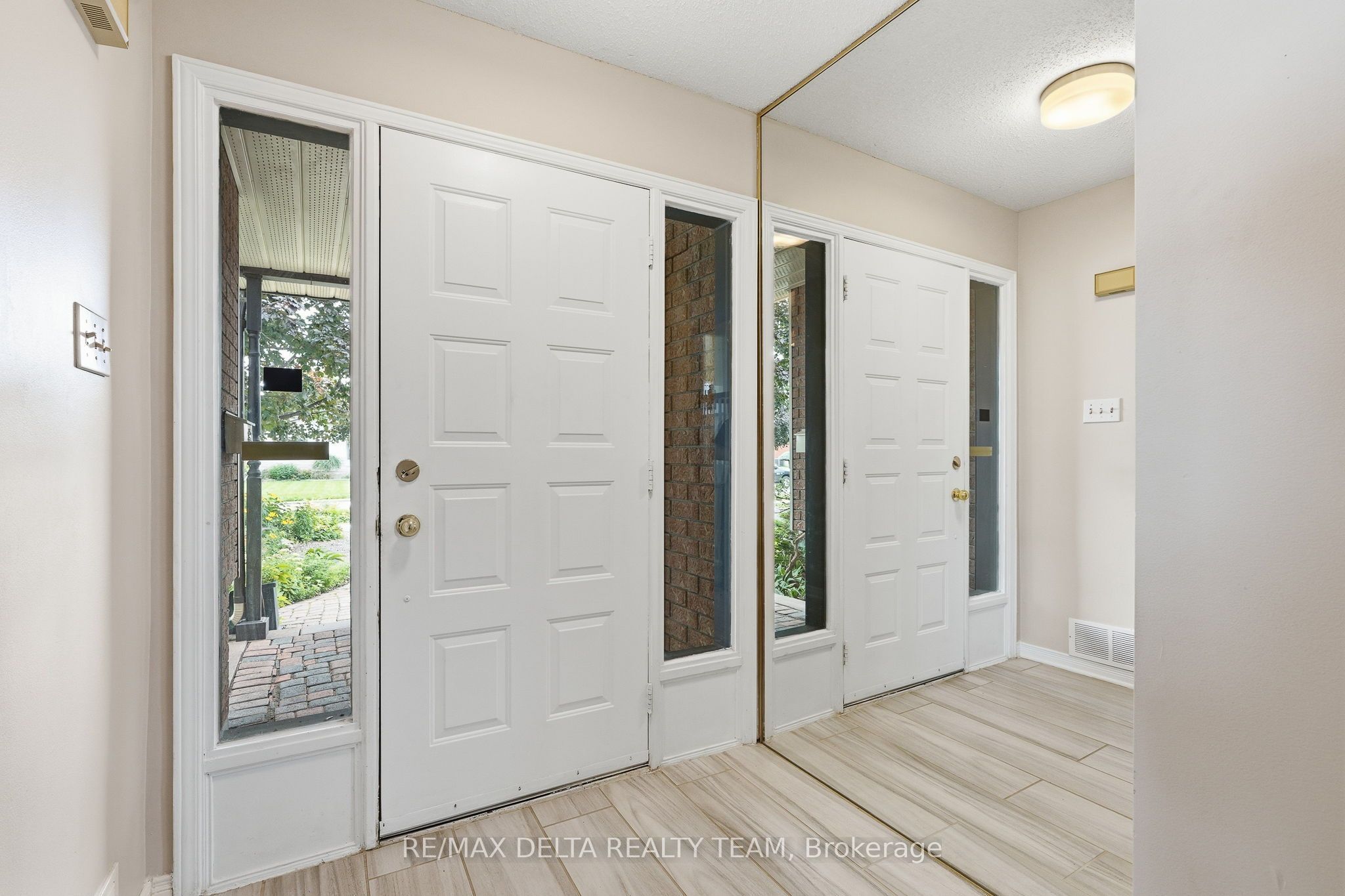 1587 Maxime Street, Cyrville - Carson Grove - Pineview, ON K1B 3K9 photo 4