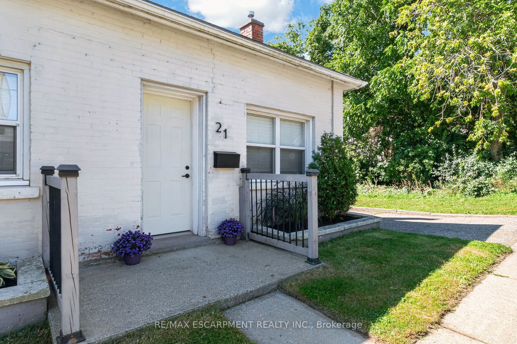 21 Cedar Street, Cambridge, ON N1S 1T8 photo 3