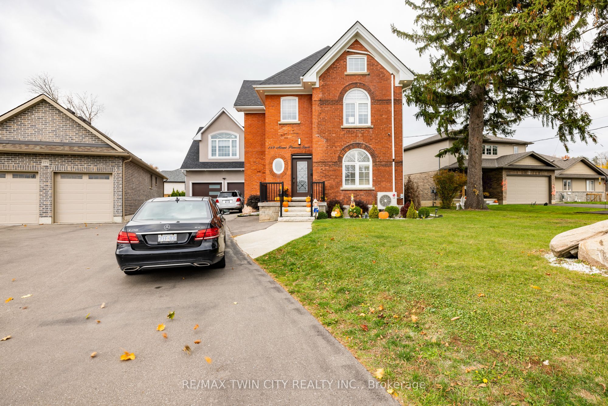 169 Mount Pleasant Street, Brantford, ON N3T 1T6 photo 2