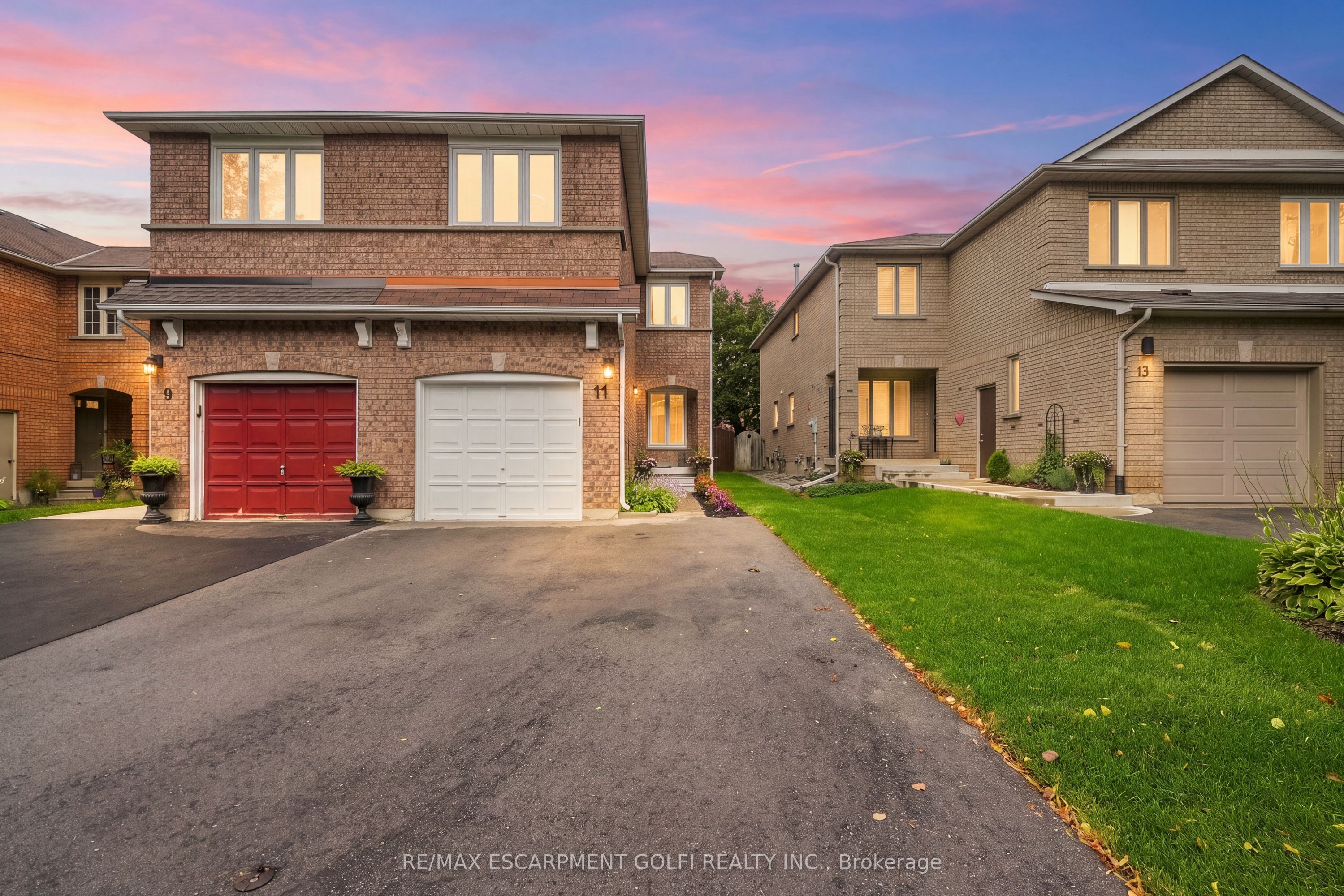 11 Wakefield Lane, Hamilton, ON L8B 0M2