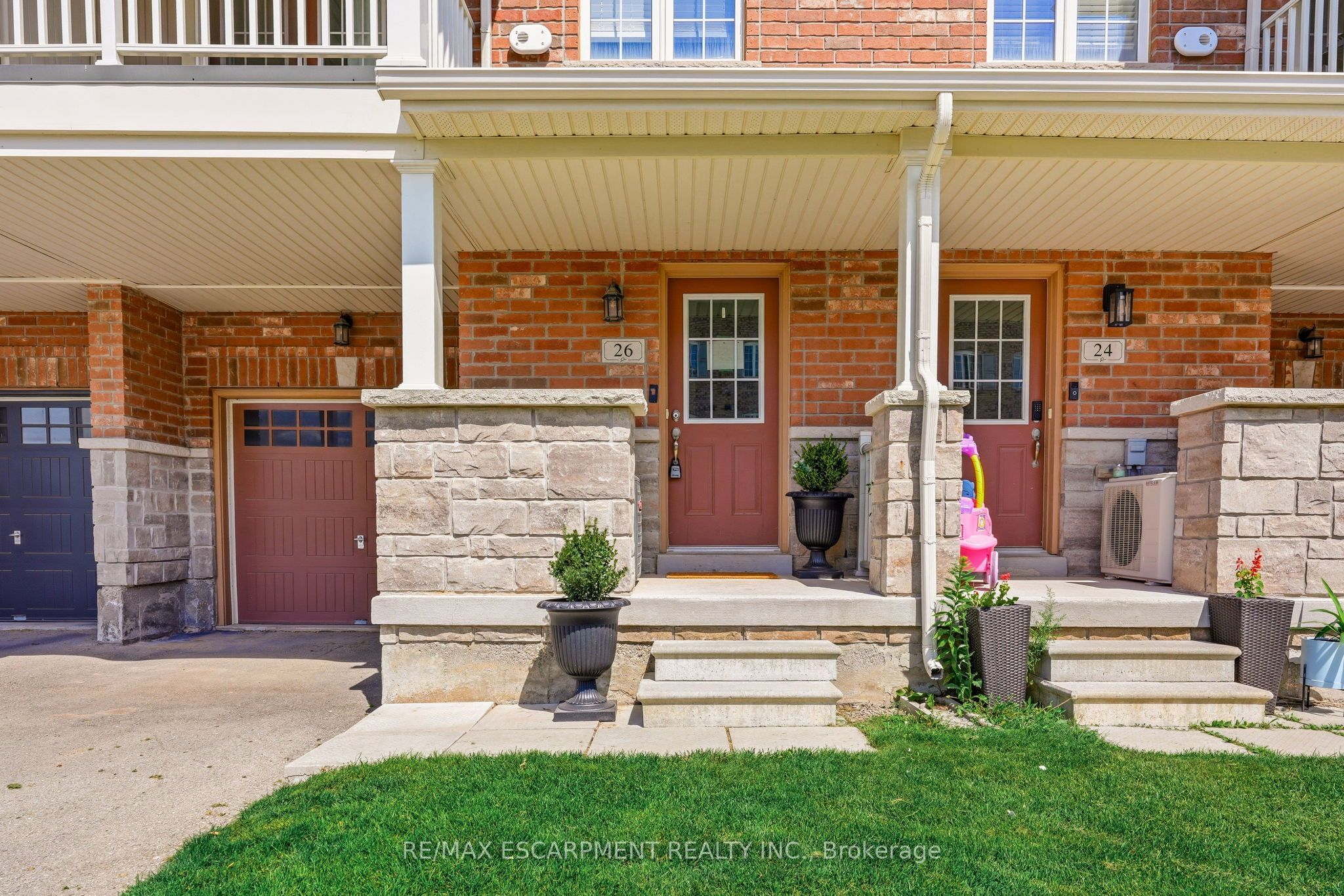 26 Hiscott Drive, Hamilton, ON L8B 0A3 photo 2
