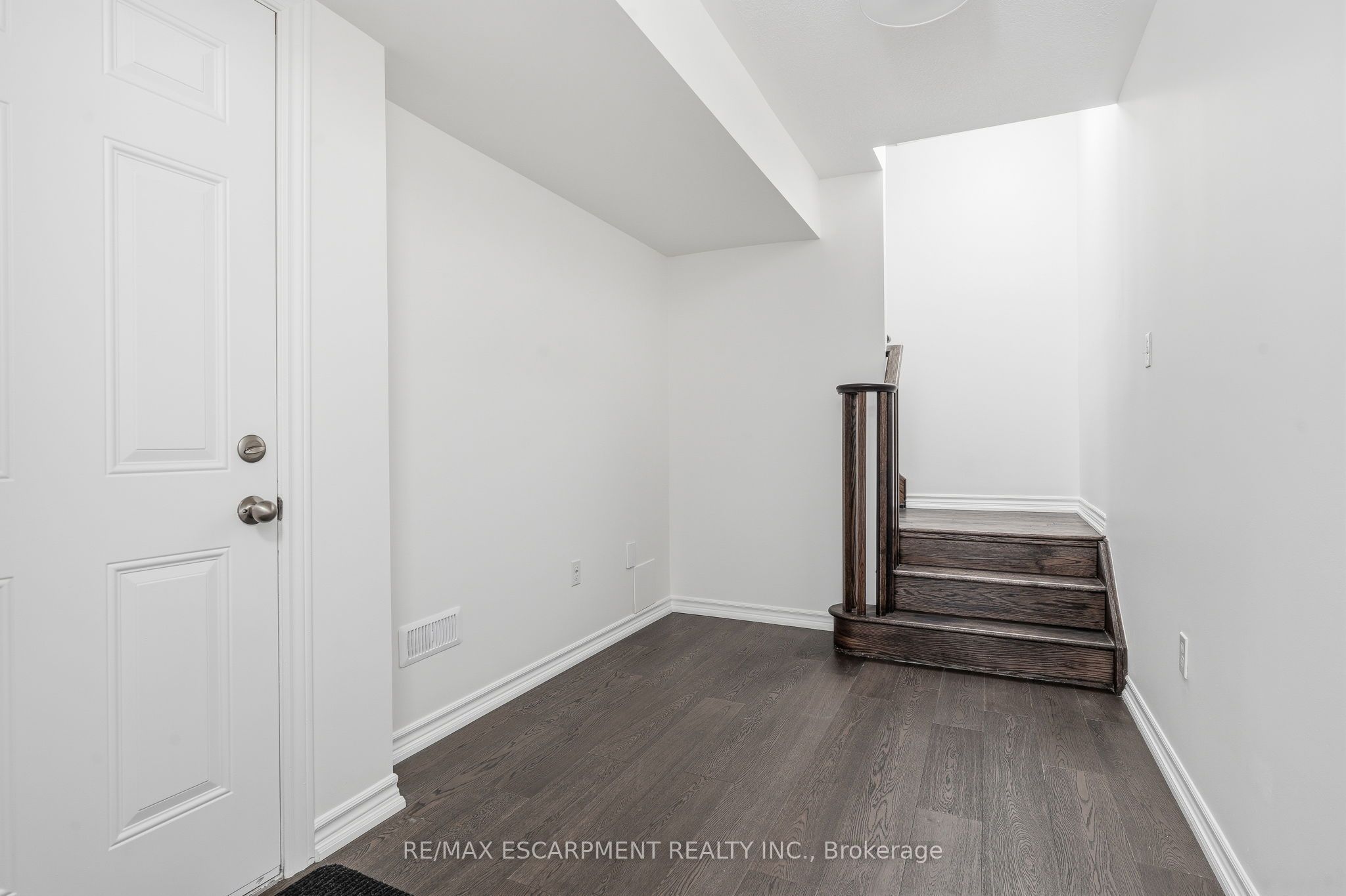 26 Hiscott Drive, Hamilton, ON L8B 0A3 photo 3