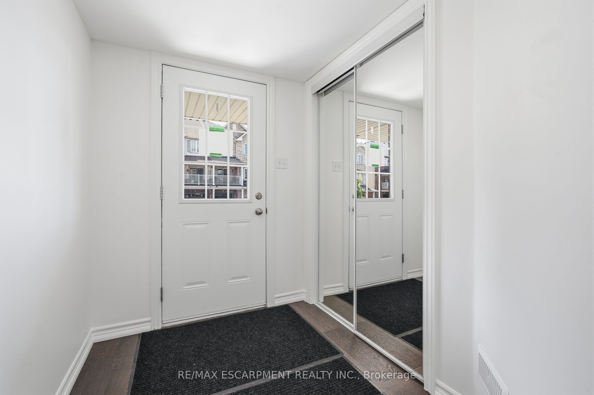 26 Hiscott Drive, Hamilton, ON L8B 0A3 photo 4