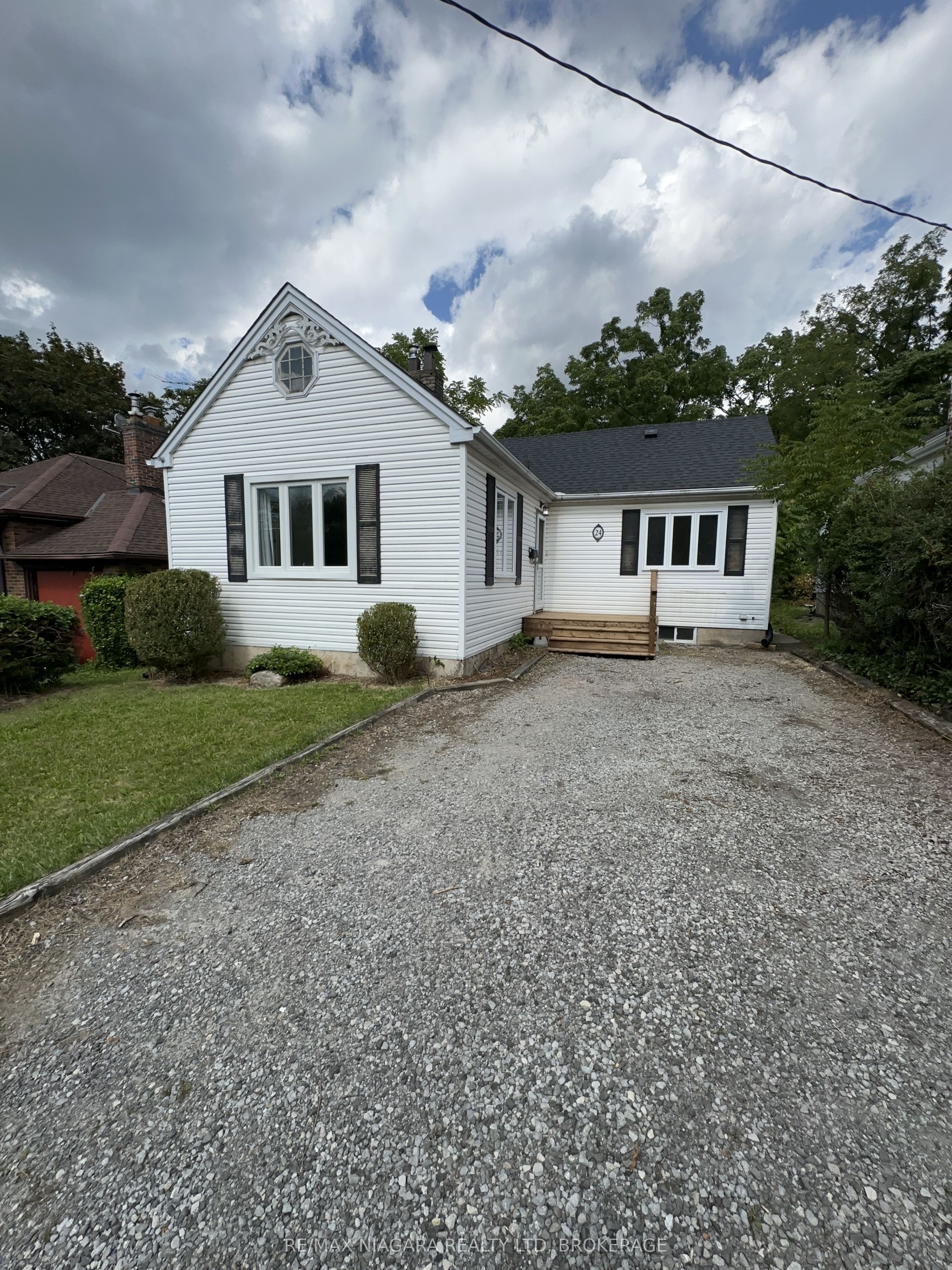 24 Welland Vale Road, St. Catharines, ON L2R 2L6