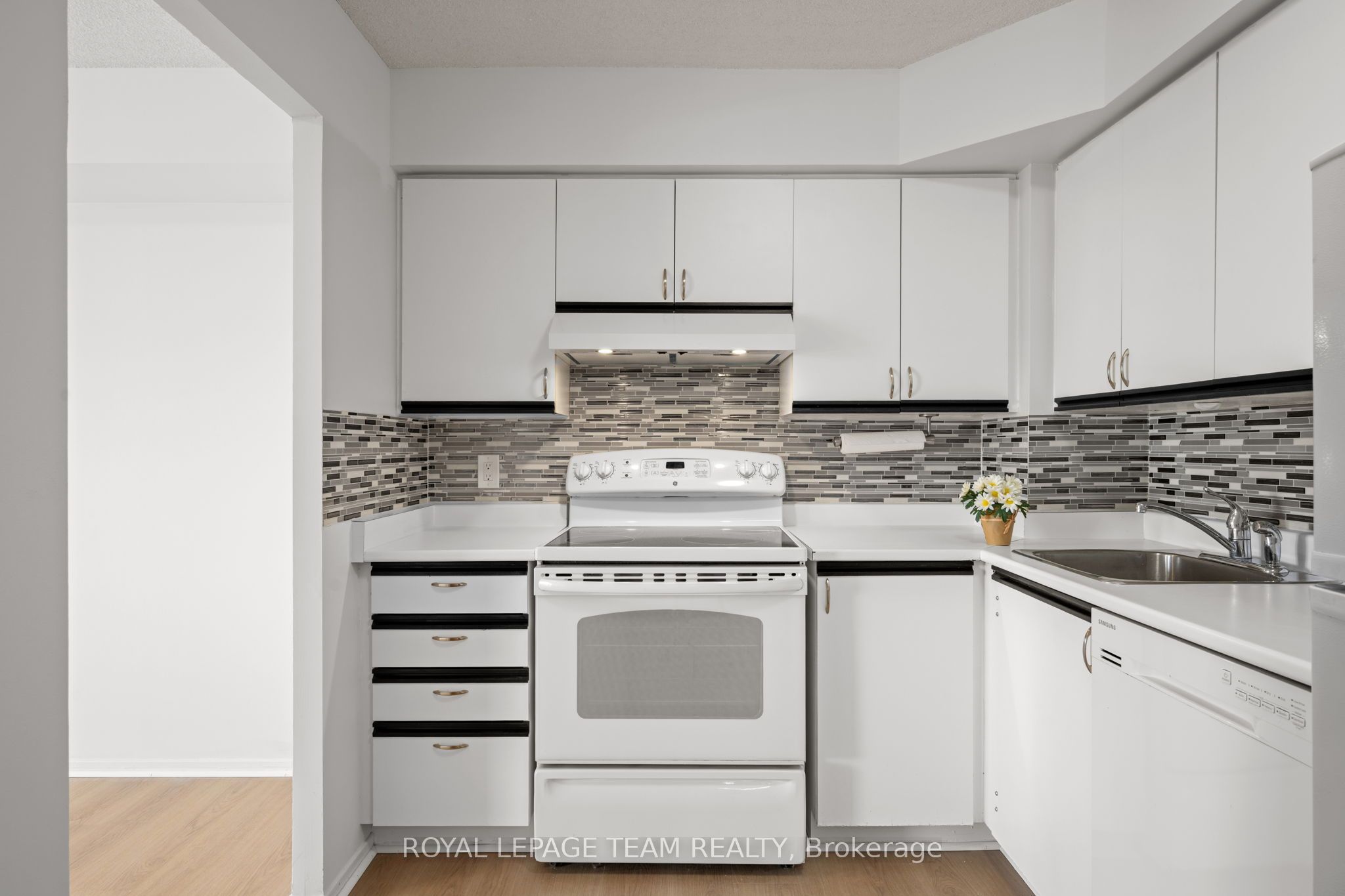 1025 Grenon Avenue 719, Britannia Heights - Queensway Terrace N and Area, ON K2B 8S5 photo 5