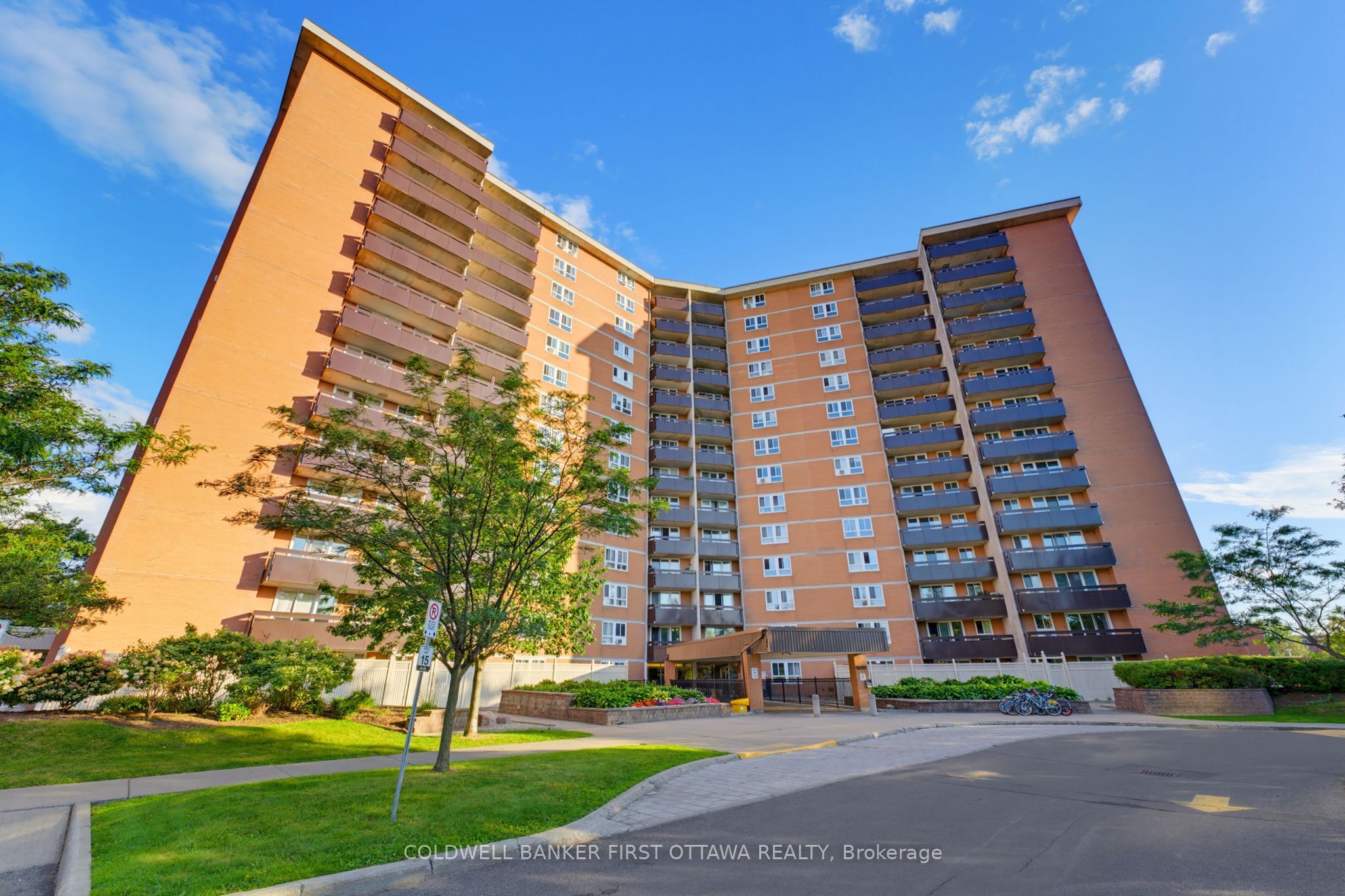 2000 Jasmine Crescent 803, Beacon Hill North - South and Area, ON K1J 8K4 photo 2