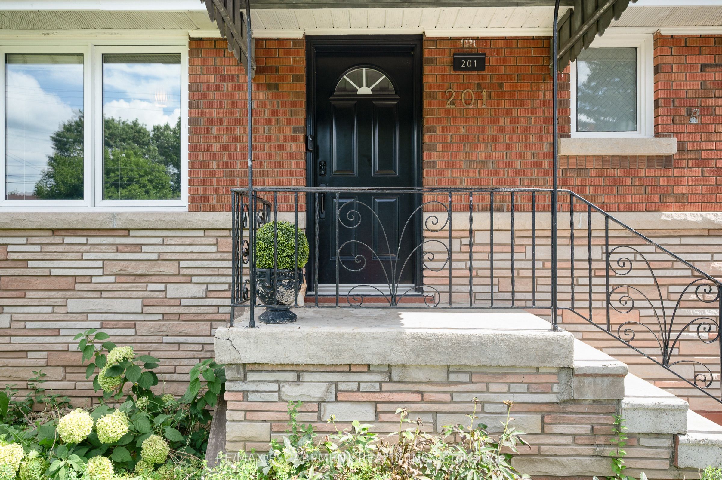 201 Terrace Drive, Hamilton, ON L9A 2Z2 photo 3