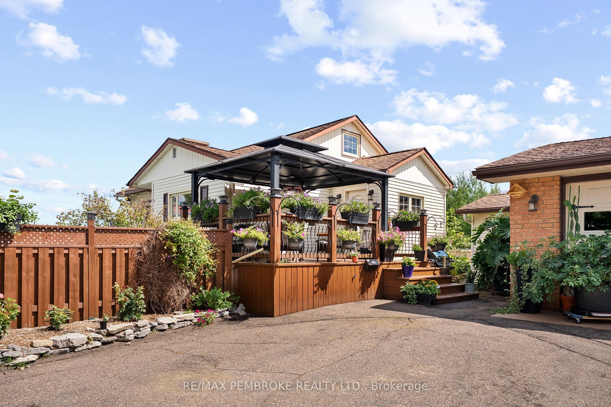 1315 Blakely Crescent W, Pembroke, ON K8A 6Z9 photo 2