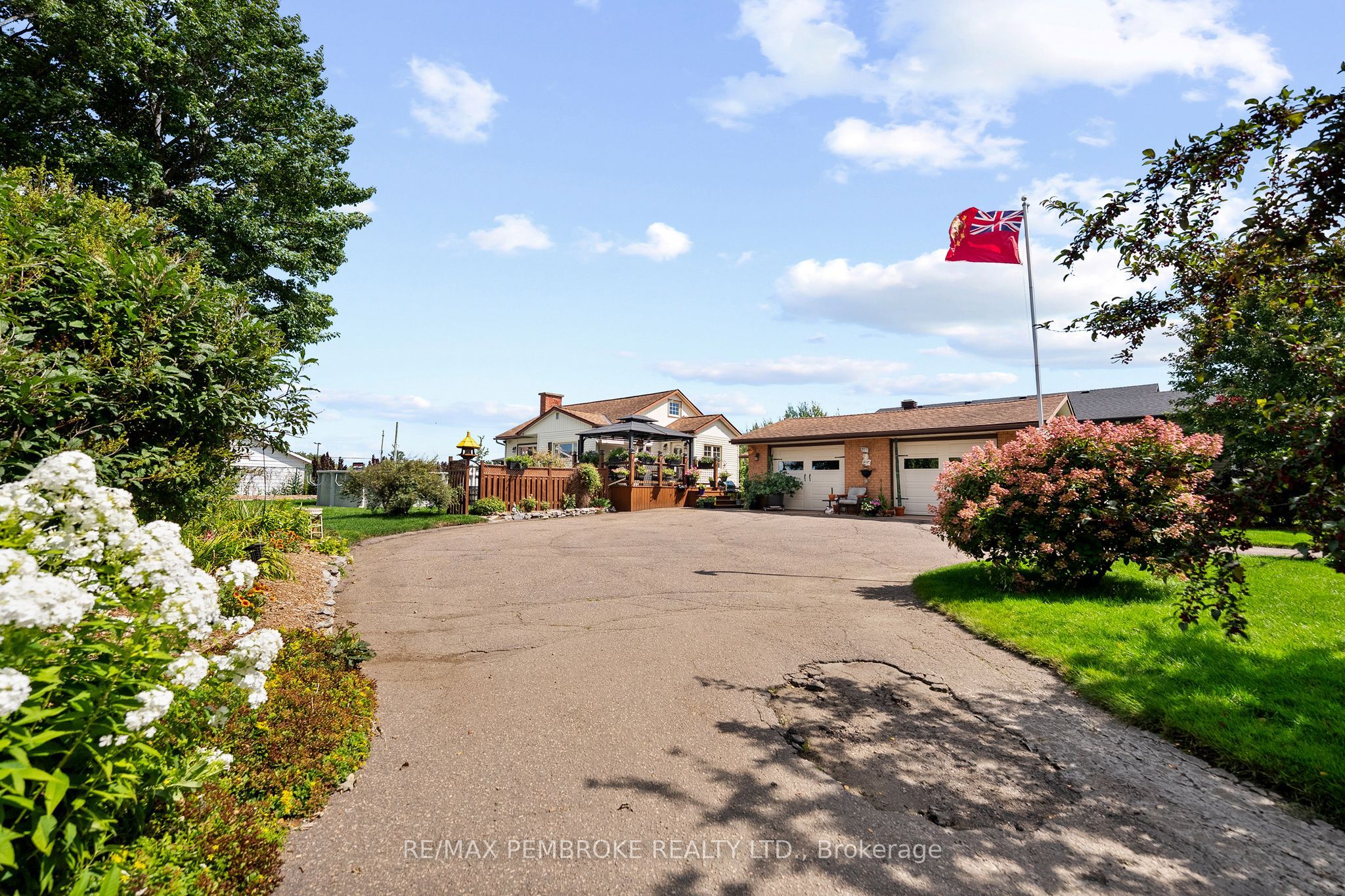 1315 Blakely Crescent W, Pembroke, ON K8A 6Z9 photo 4