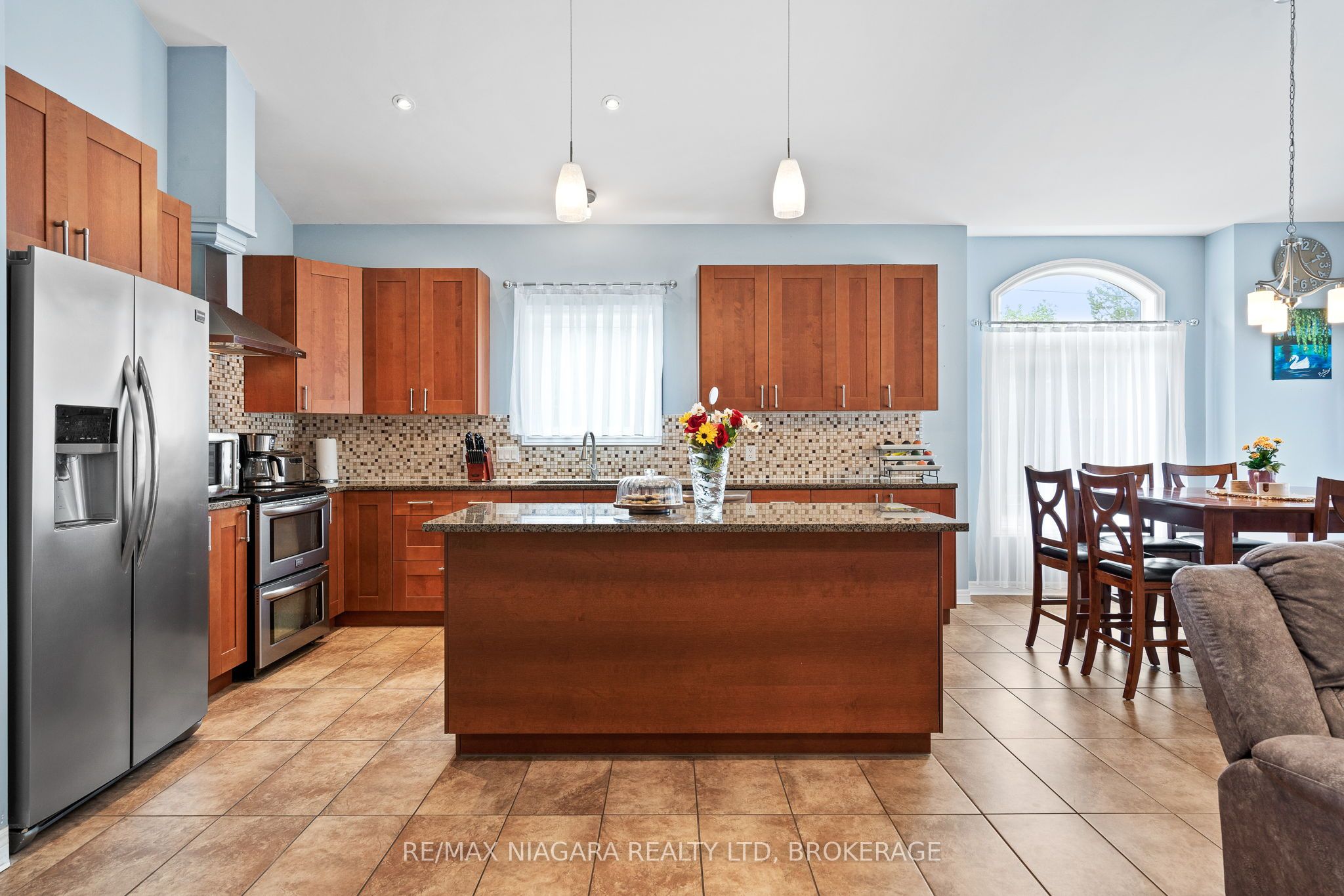 255 Lakeshore Road, St. Catharines, ON L2M 1R9 photo 5