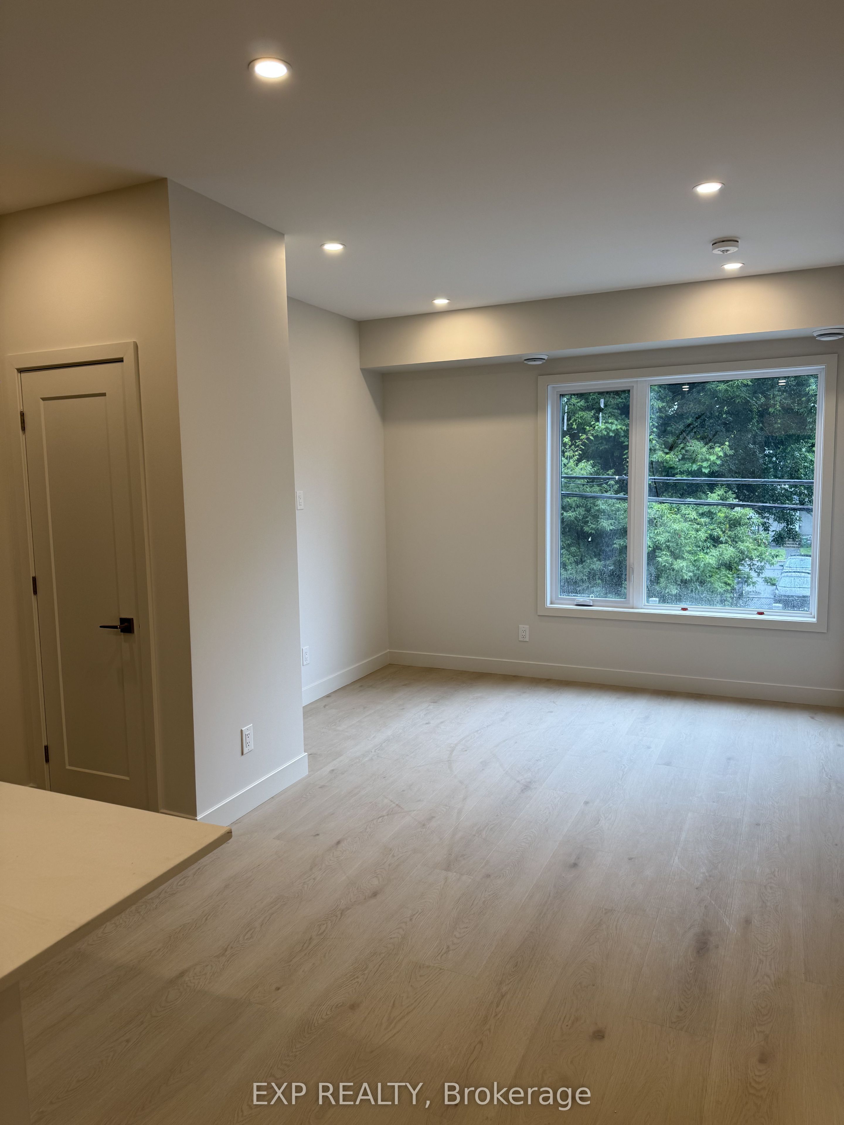 1301 Dorchester Avenue 4, Carlington - Central Park, ON K1Z 8E8 photo 3