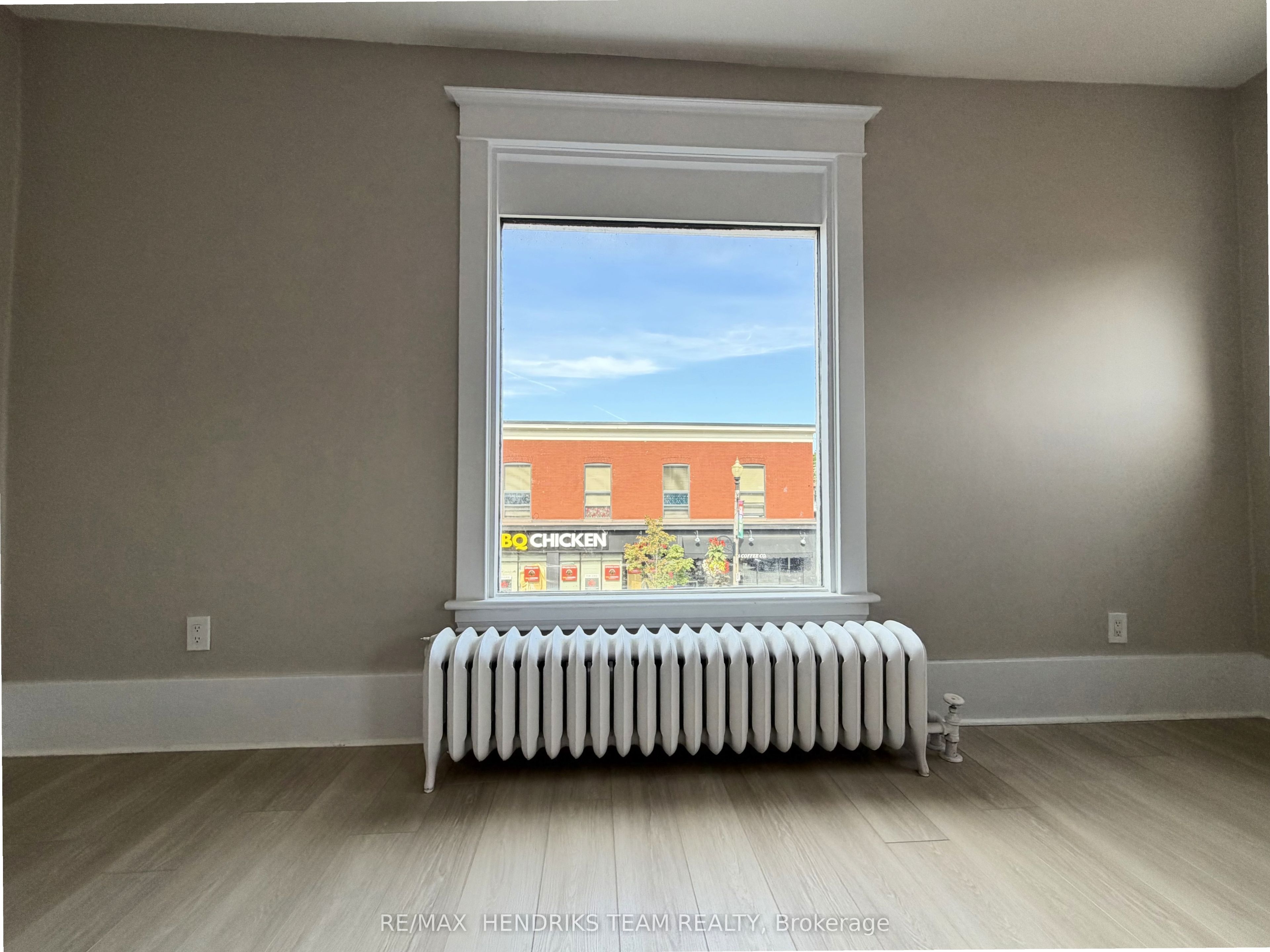 3 MAIN Street W #1, Grimsby, ON L3M 1M7
