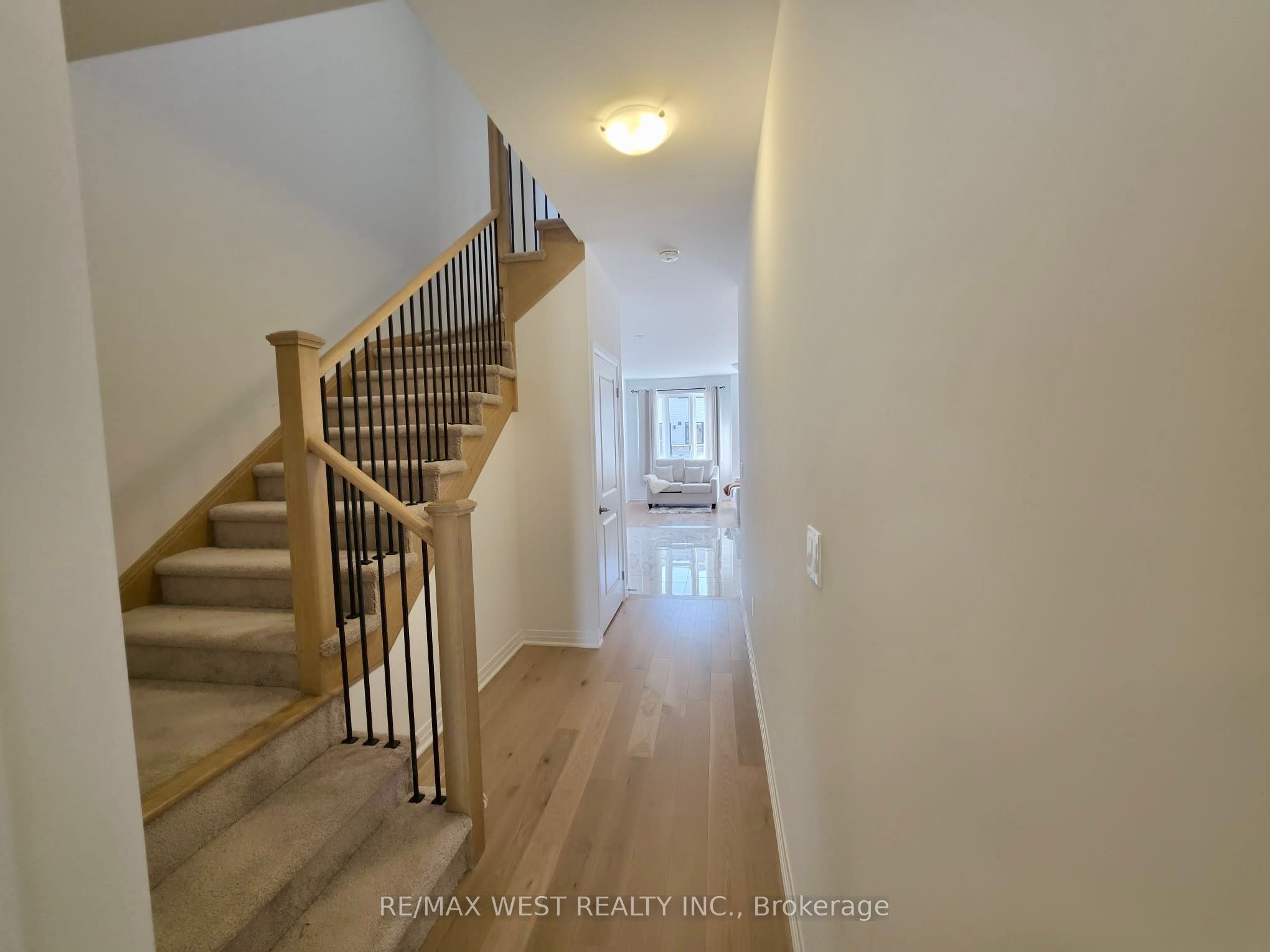 889 Douro Street, Stratford, ON N5A 0M3 photo 2