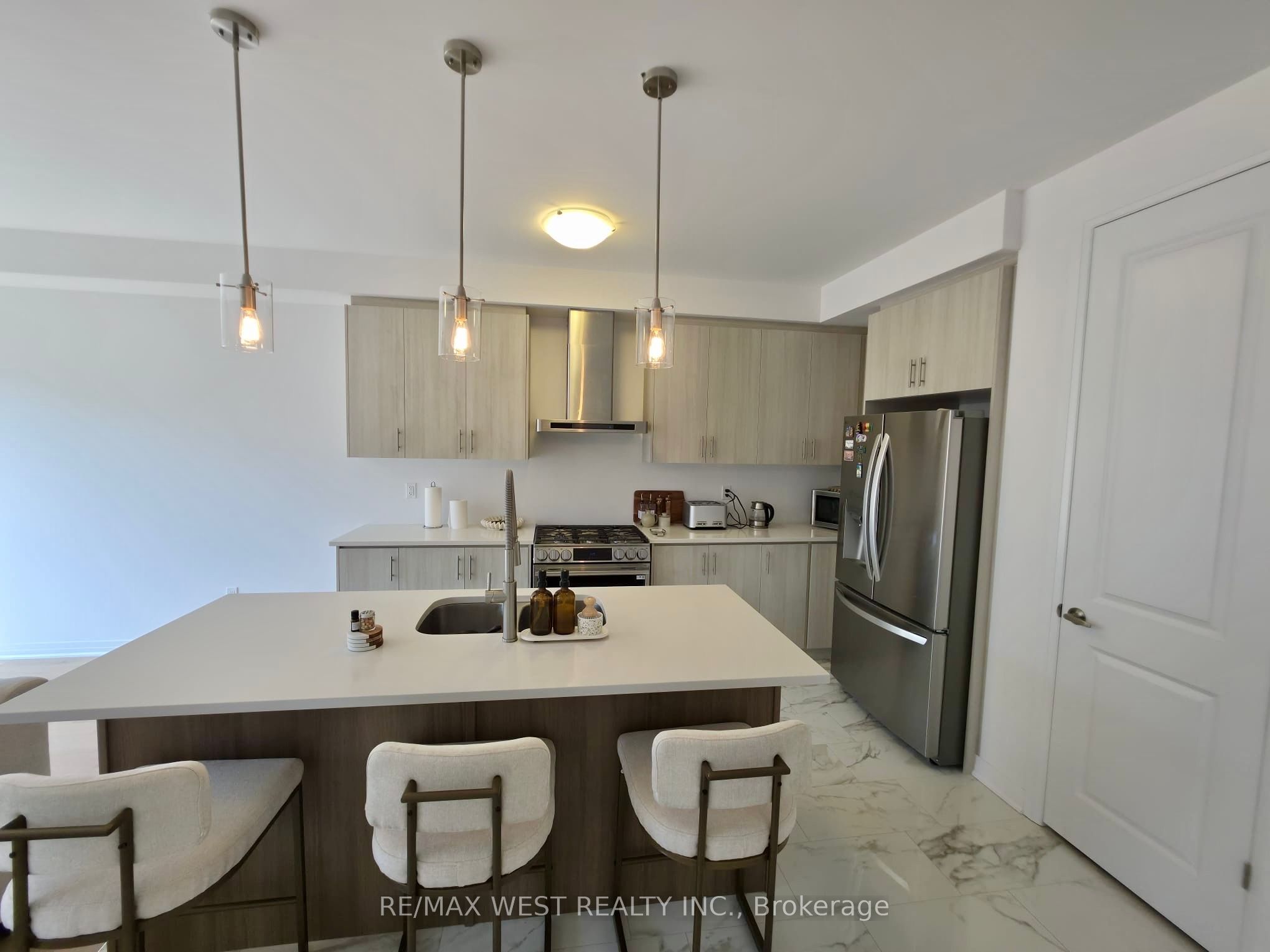 889 Douro Street, Stratford, ON N5A 0M3 photo 4