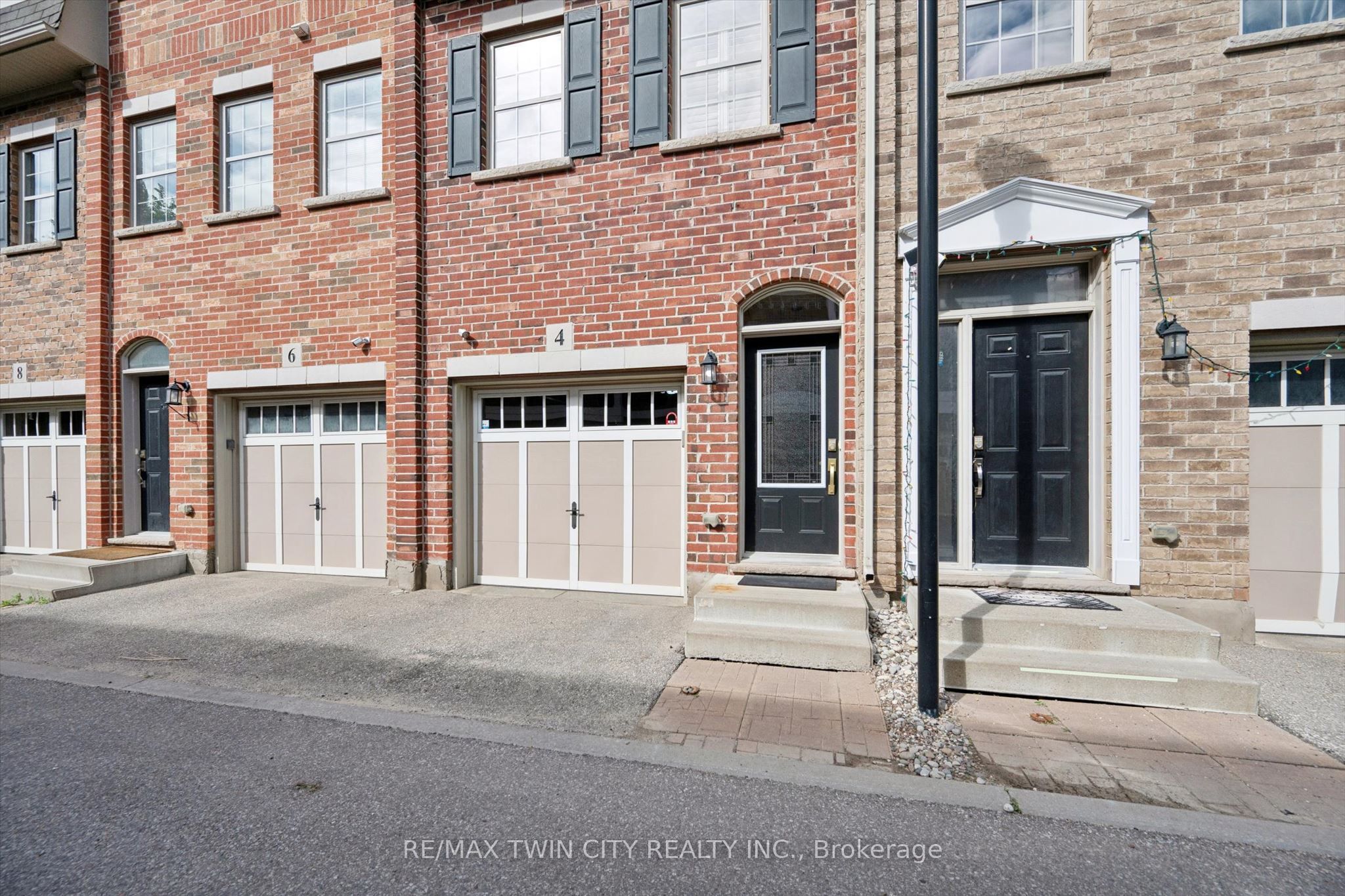 4 Cheltenham Mews, Kitchener, ON N2H 0B2 photo 2