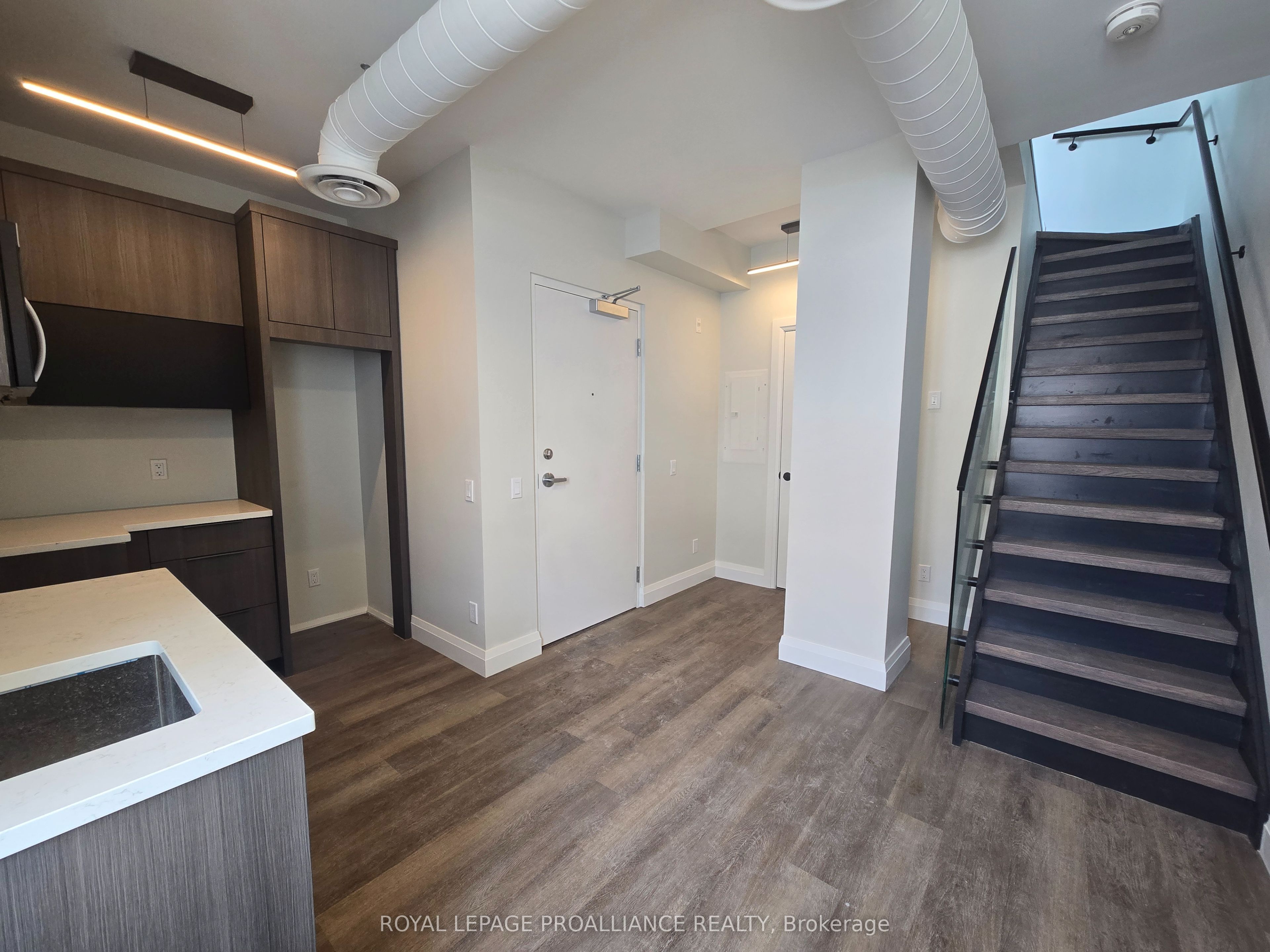 241 Front Street 201, Belleville, ON K8N 2Z6 photo 5