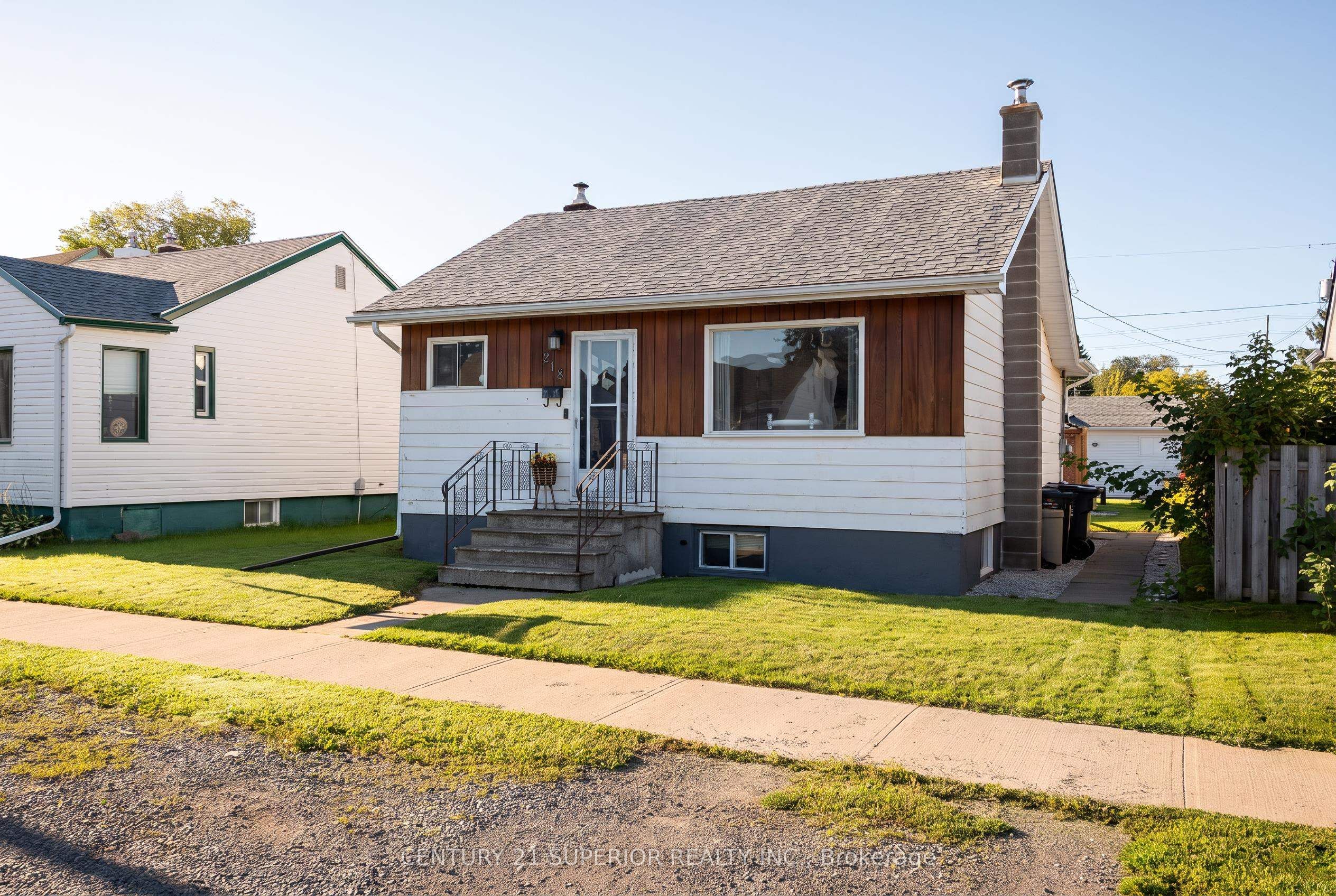 218 Christina Street E, Thunder Bay, ON P7E 4N7 photo 2