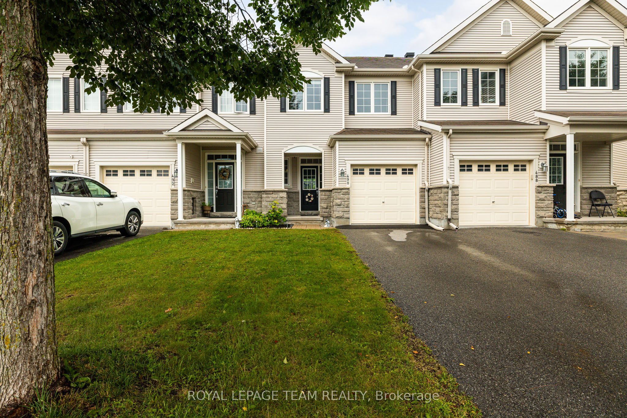 490 Dundonald Drive, Barrhaven, ON K2J 5S9 photo 2