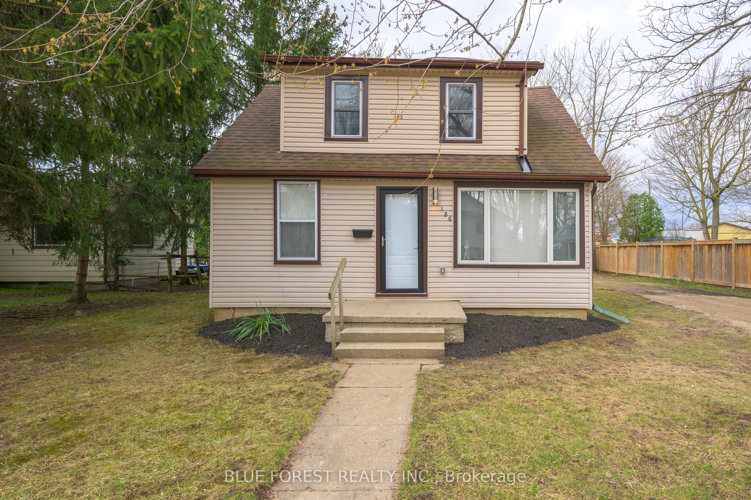 186 VICTORIA Street, Southwest Middlesex, ON N0L 1M0 photo 2