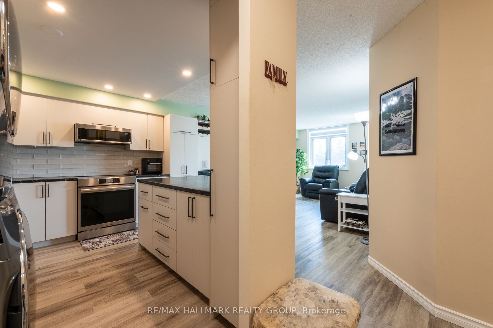 1025 Grenon Avenue 408, Britannia Heights - Queensway Terrace N and Area, ON K2B 8S5 photo 4