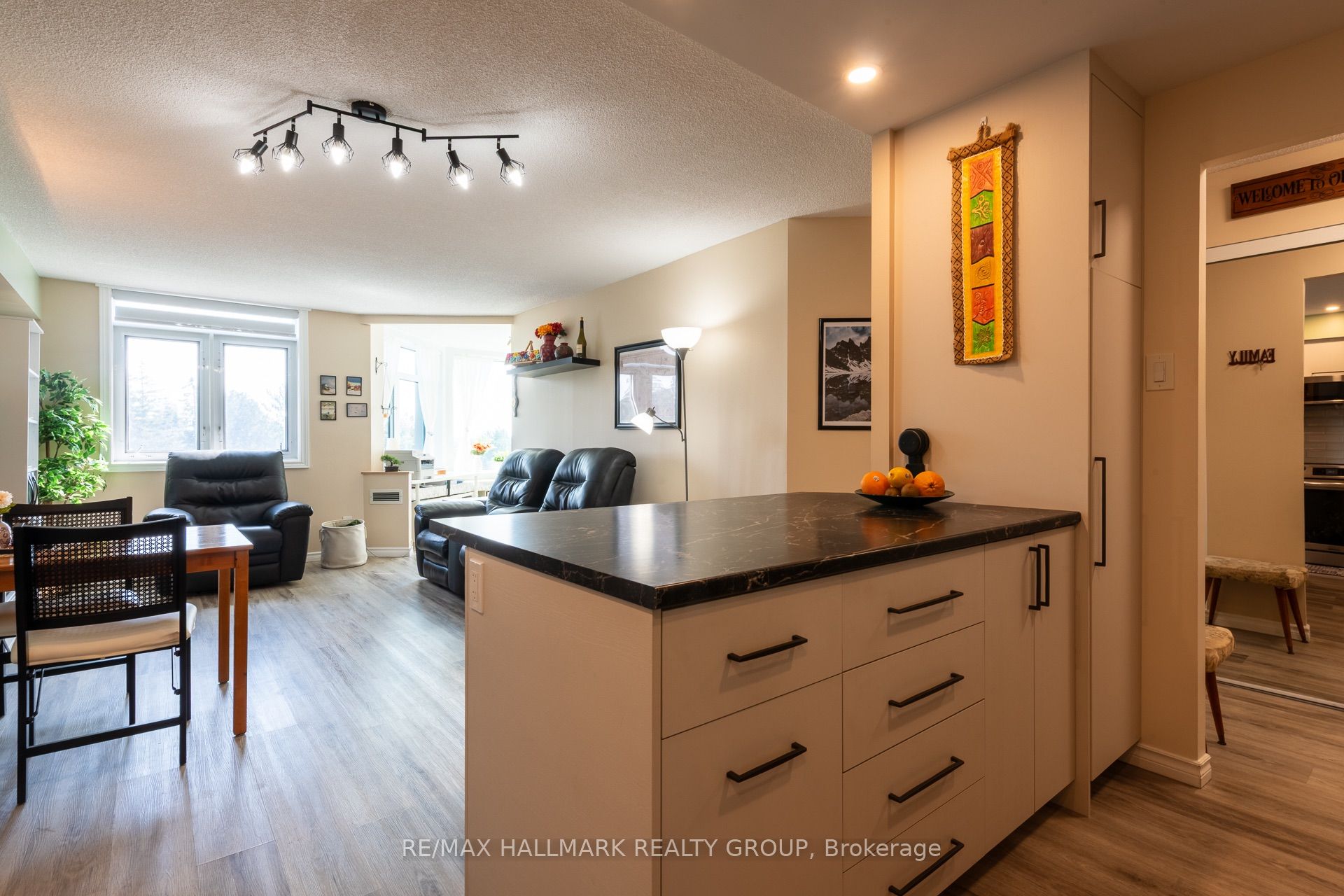 1025 Grenon Avenue 408, Britannia Heights - Queensway Terrace N and Area, ON K2B 8S5 photo 5