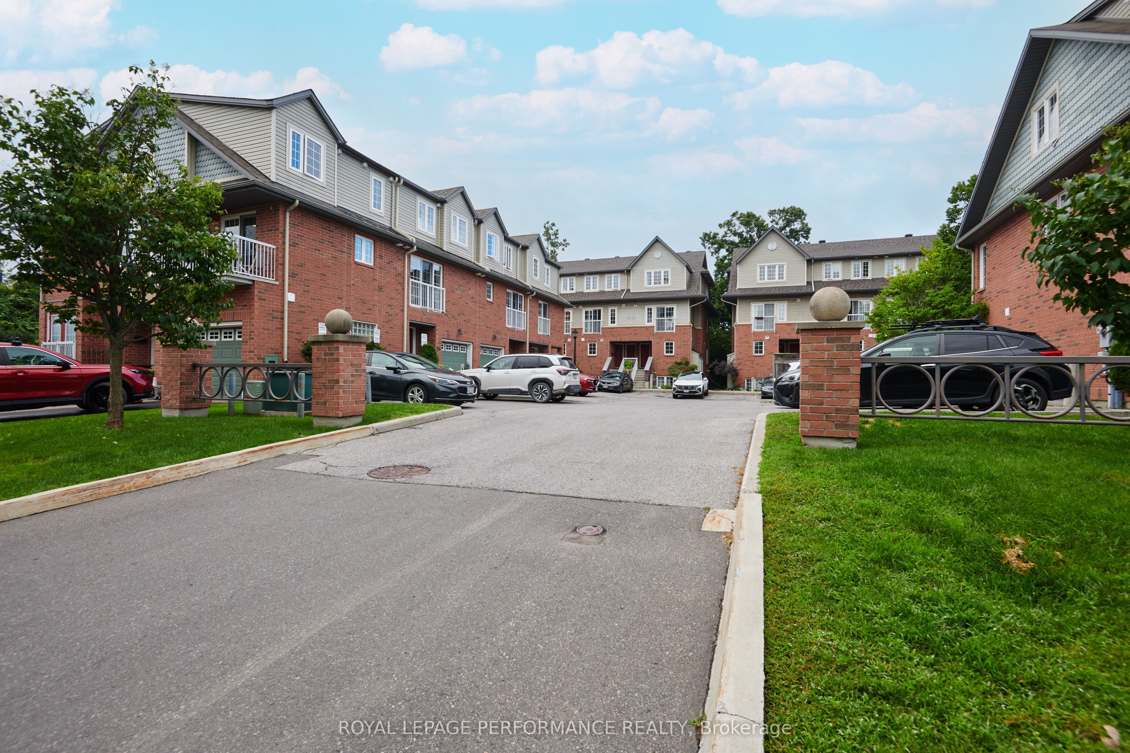 64 Mayflower Private, Woodroffe, ON K2B 0A2 photo 2