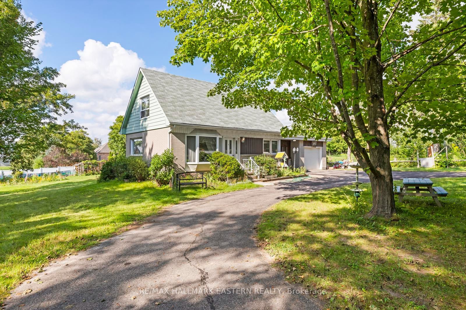 1932 Sherbrooke Street W, Peterborough, ON K9J 6X4 photo 2