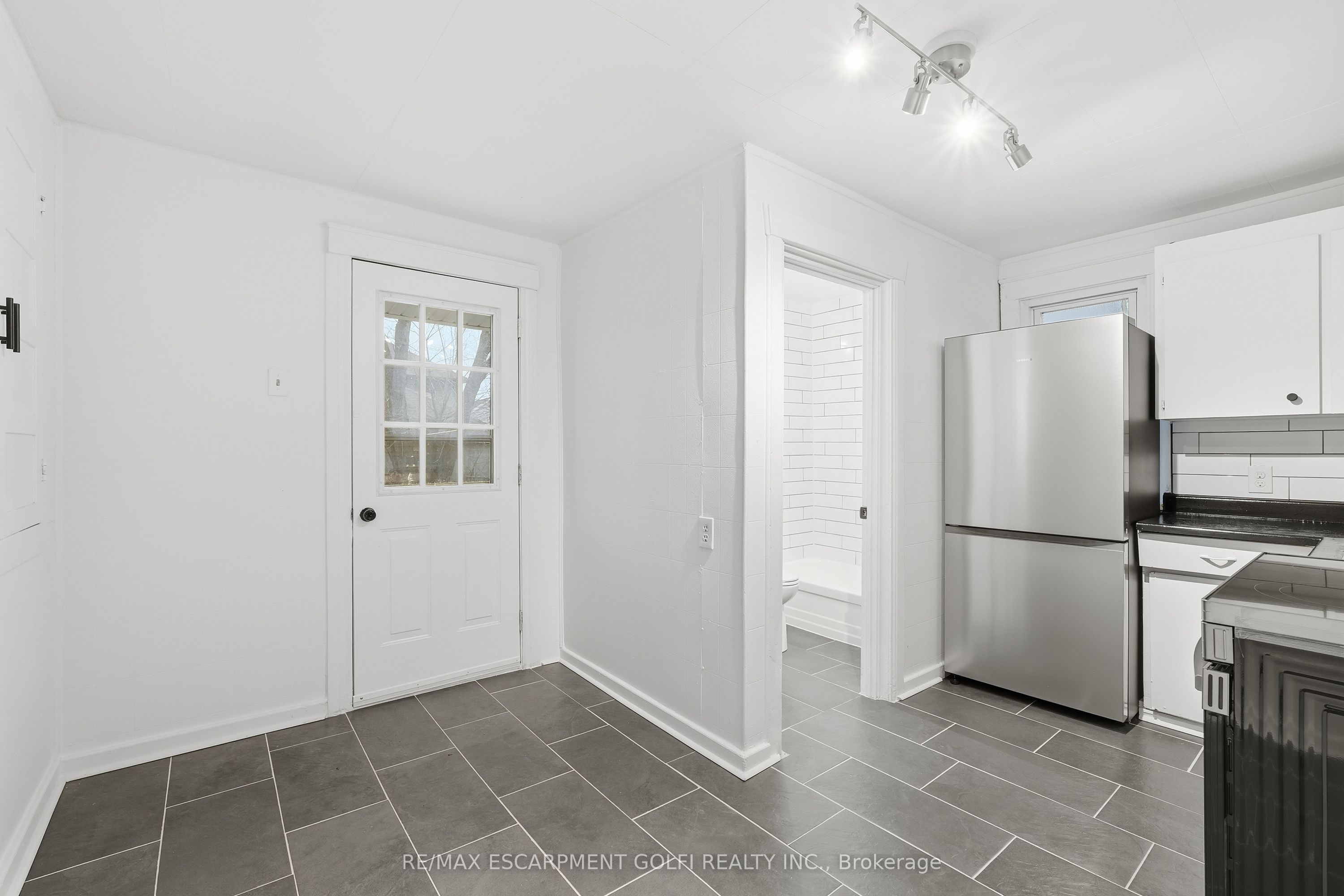 27 Albert Street Main, Welland, ON L3B 4L1 photo 2