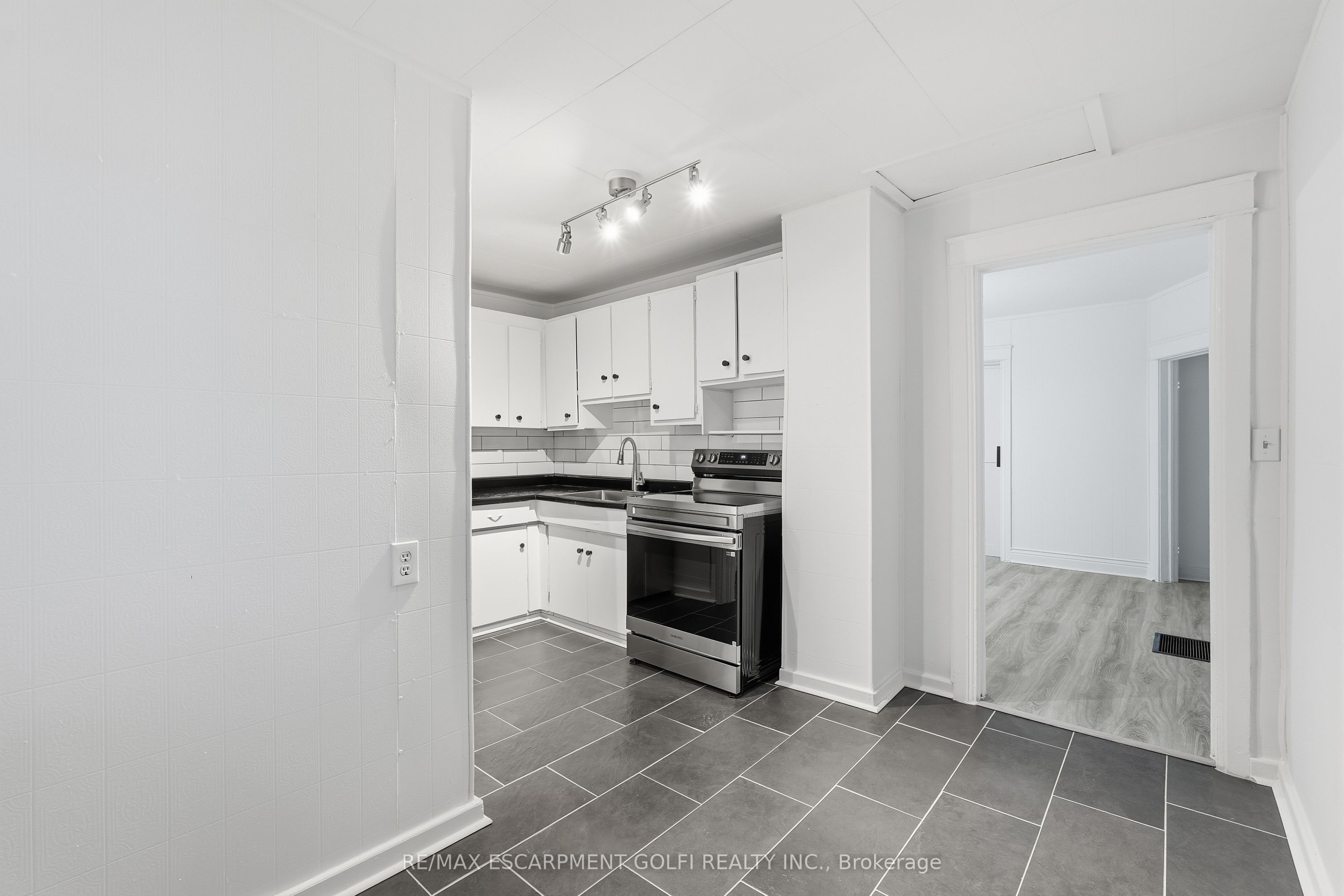 27 Albert Street Main, Welland, ON L3B 4L1 photo 4