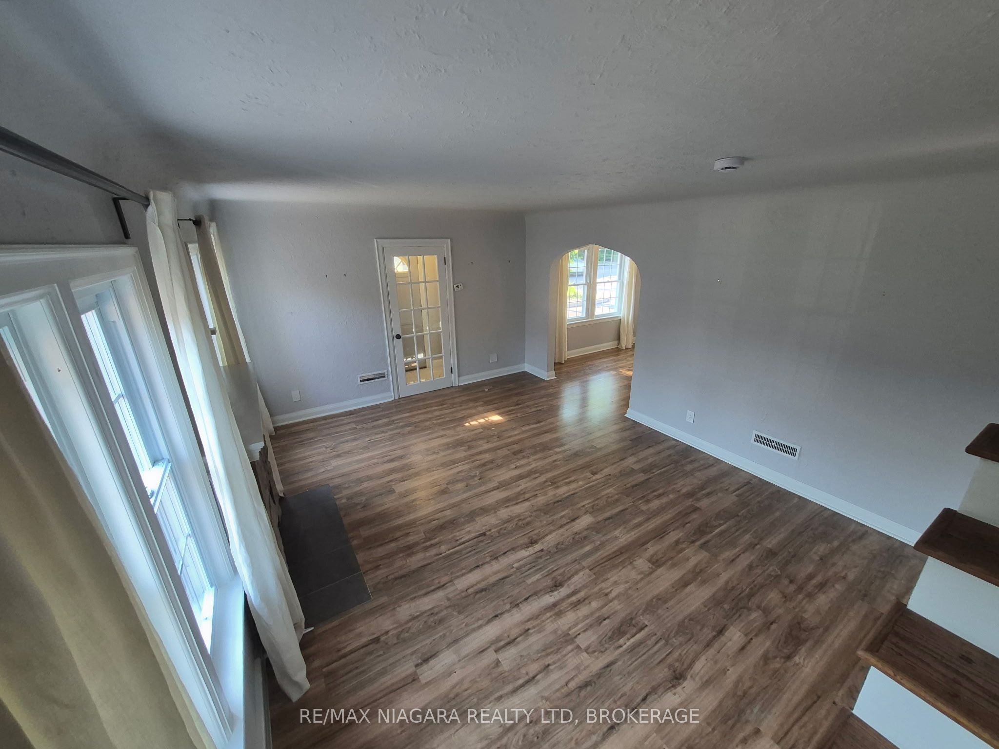 5944 Dorchester Road, Niagara Falls, ON L2G 5S9 photo 4