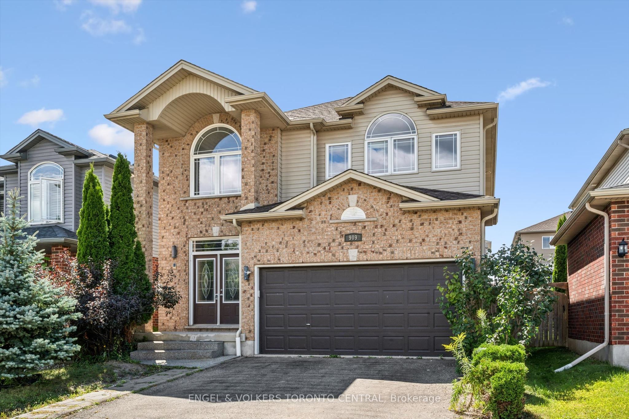 909 Pebblecreek Court, Kitchener, ON N2A 4M6 photo 2