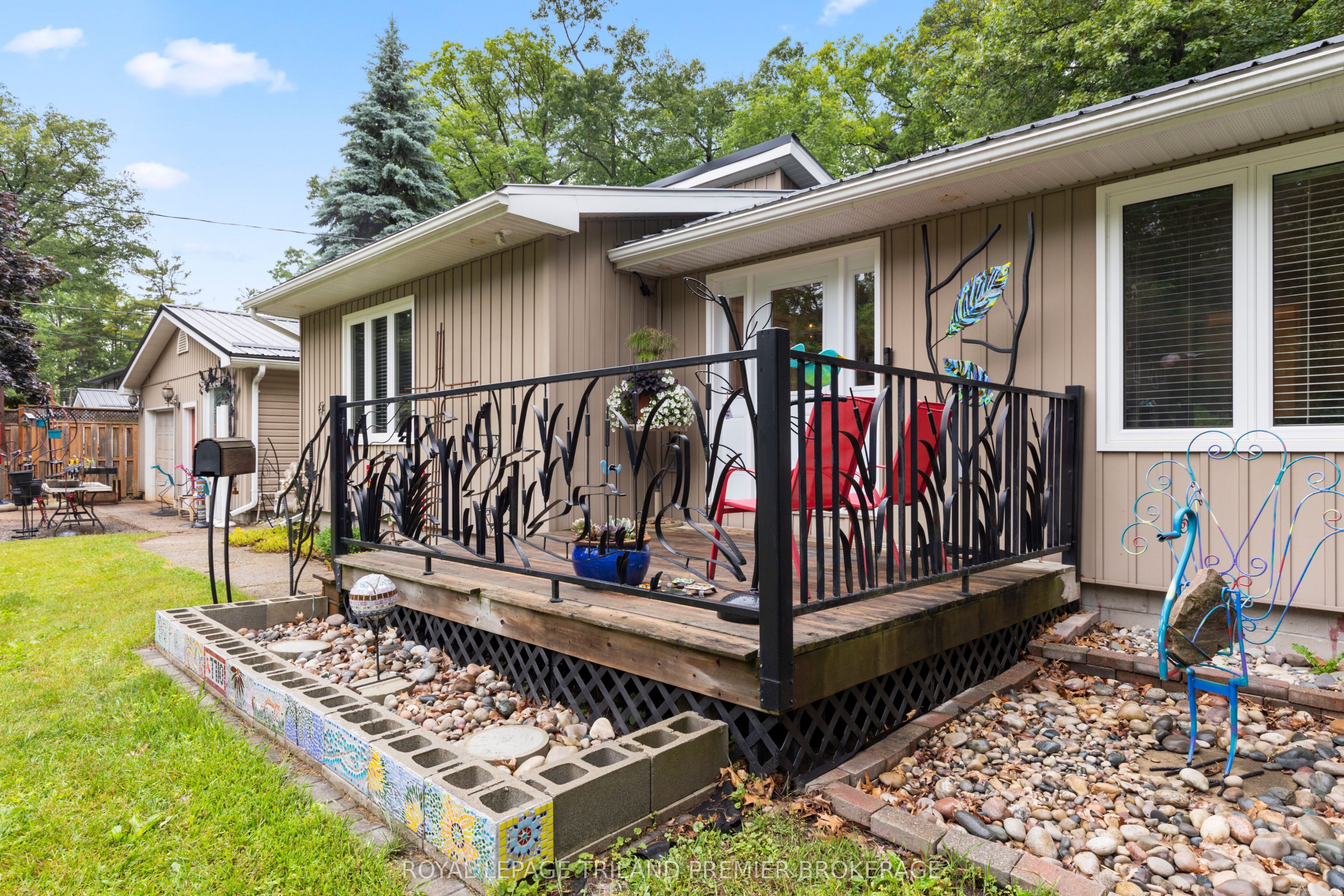 7710 Clayton Street, Lambton Shores, ON N0M 2L0 photo 2