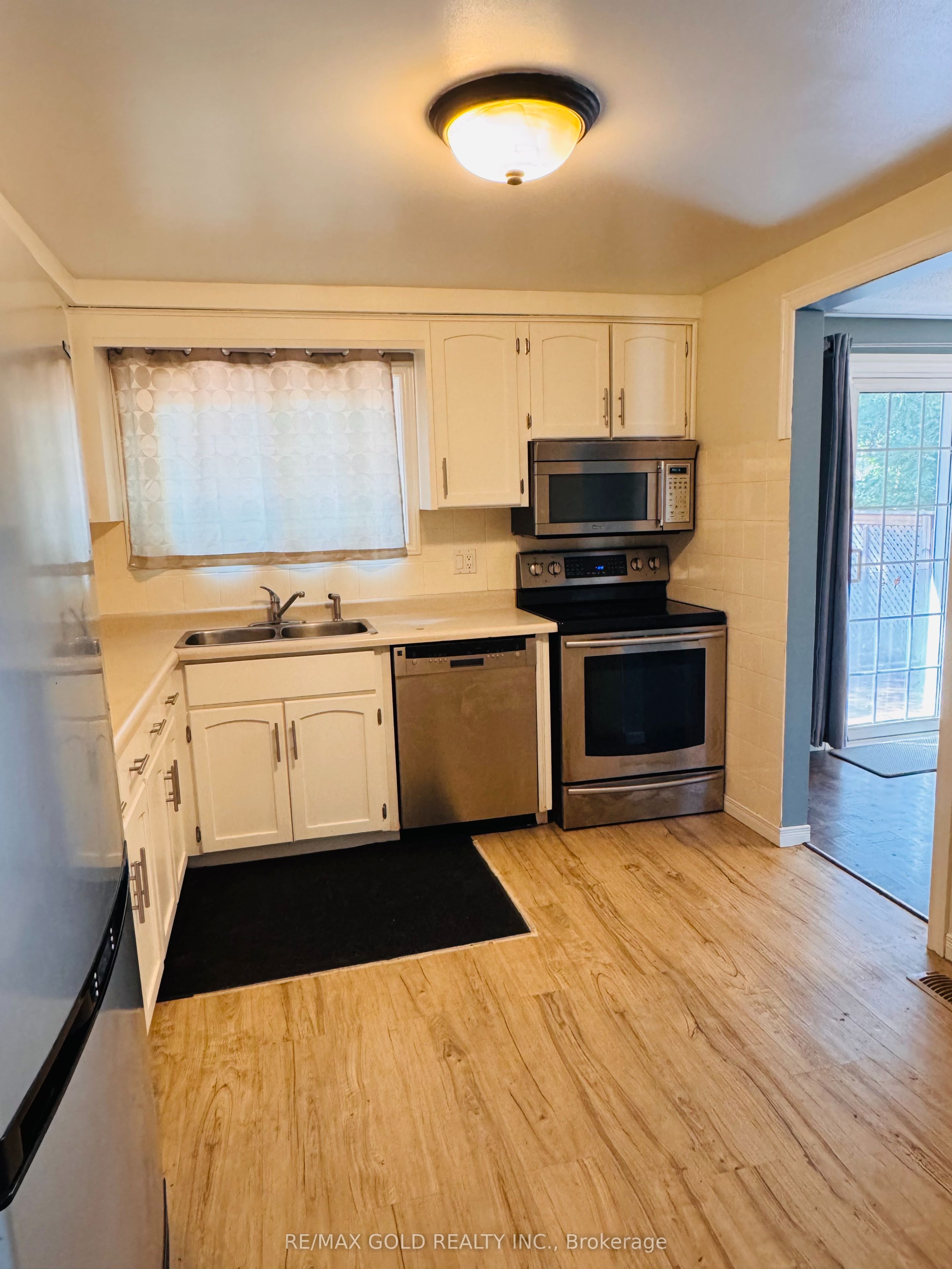 345 Imperial Road S, Guelph, ON N1K 1L7 photo 3