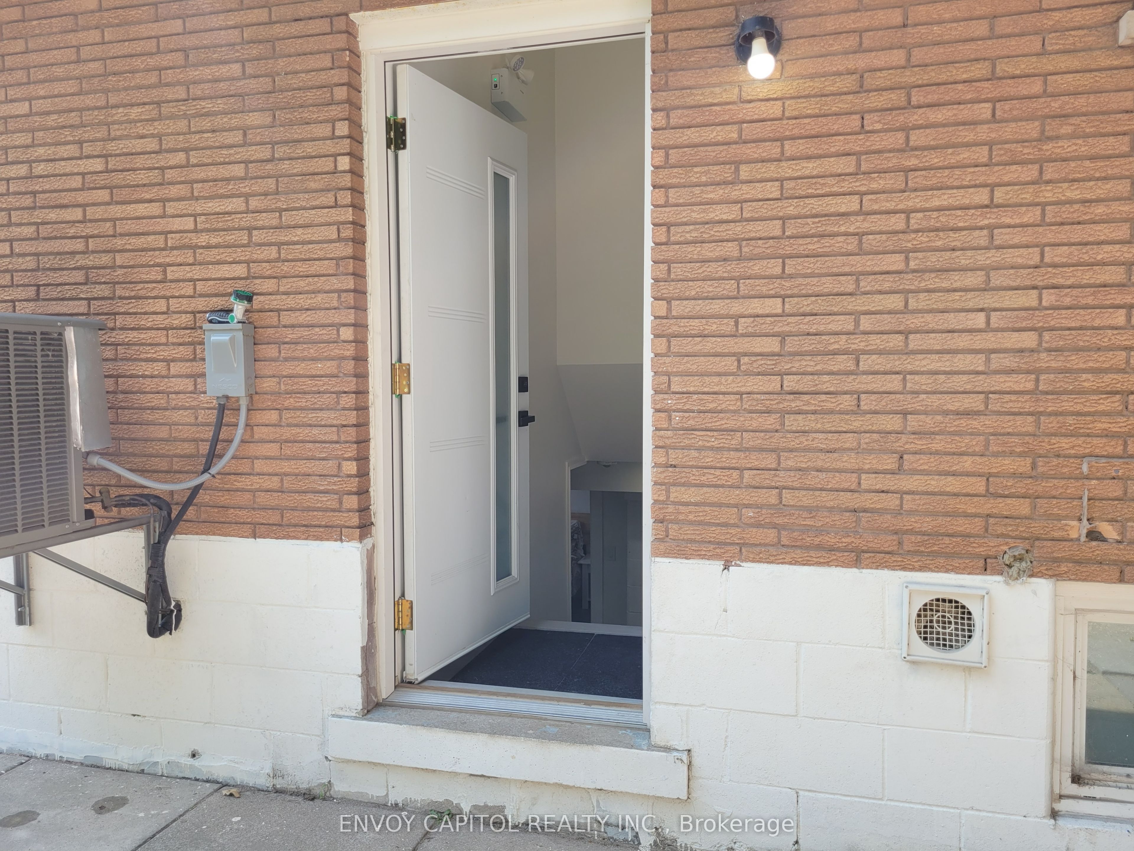 22 Bilardi Court, Hamilton, ON L8H 3G3 photo 3