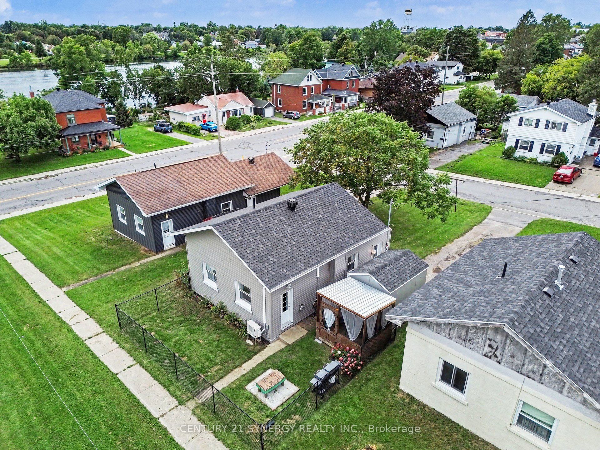3 McKenzie Avenue, Smiths Falls, ON K7A 3G4 photo 2