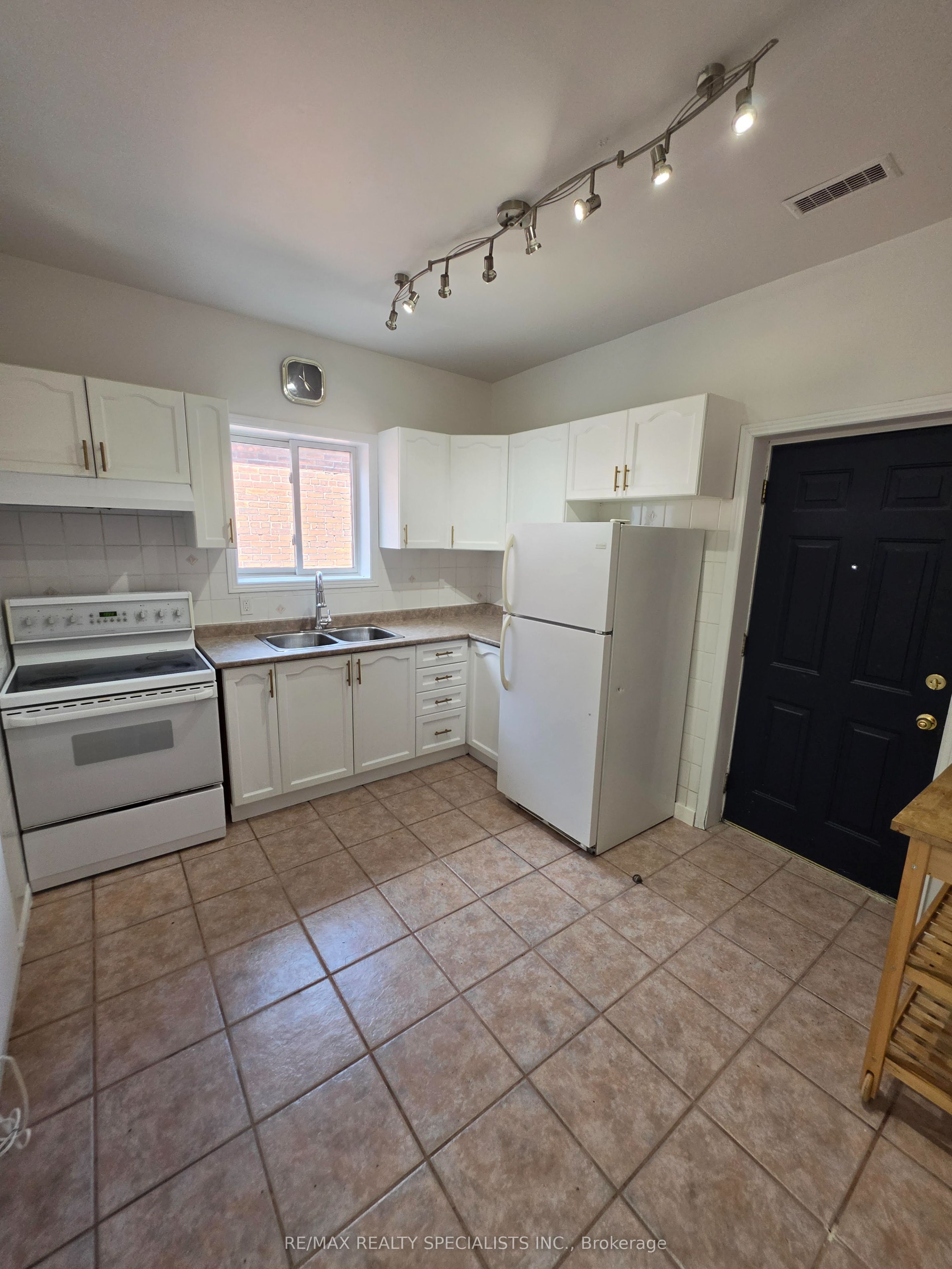 359 Barton Street E Second Floor, Hamilton, ON L8L 2X8 photo 2