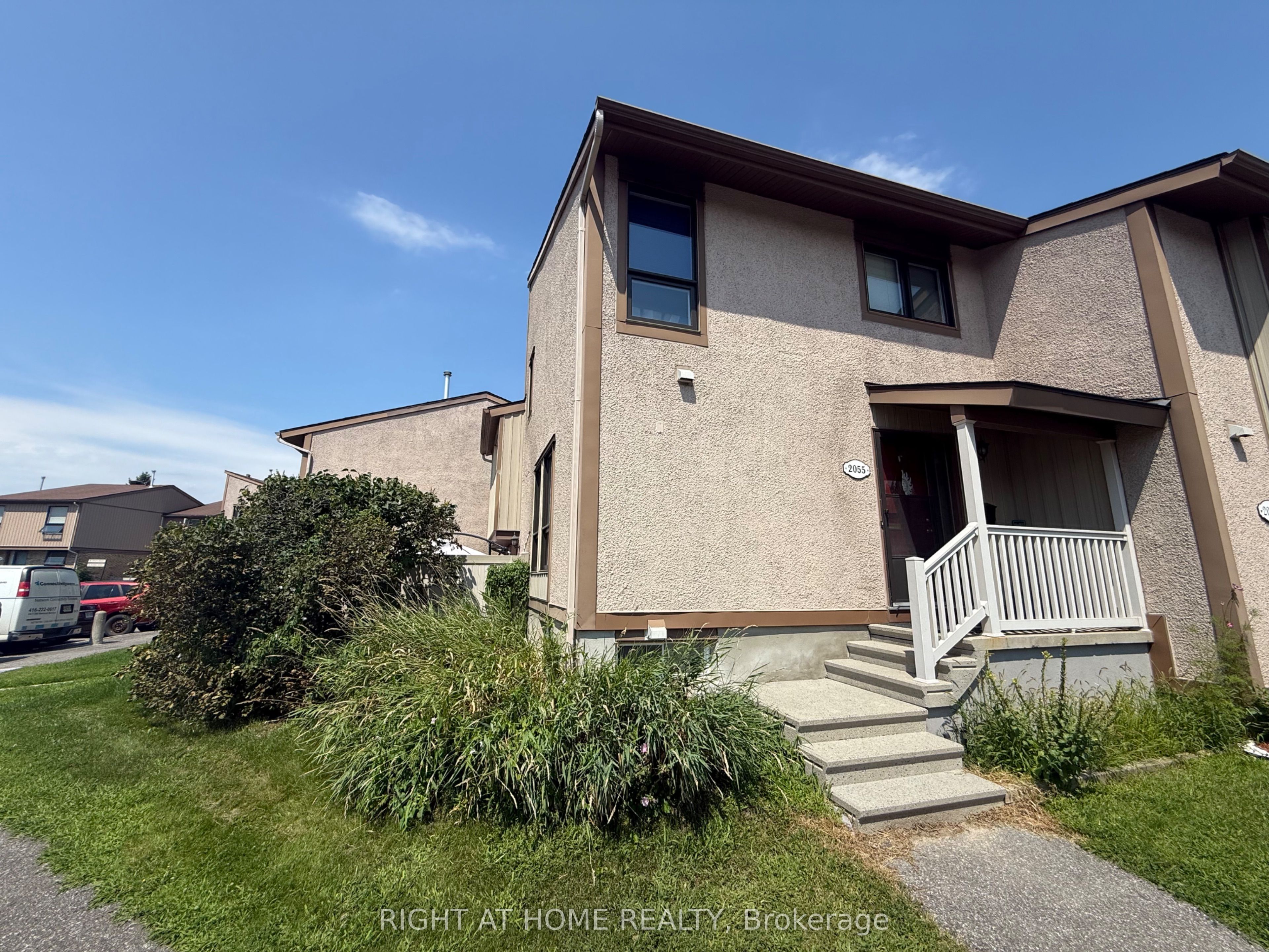2055 Stonehenge Crescent, Cyrville - Carson Grove - Pineview, ON K1B 4N7 photo 2