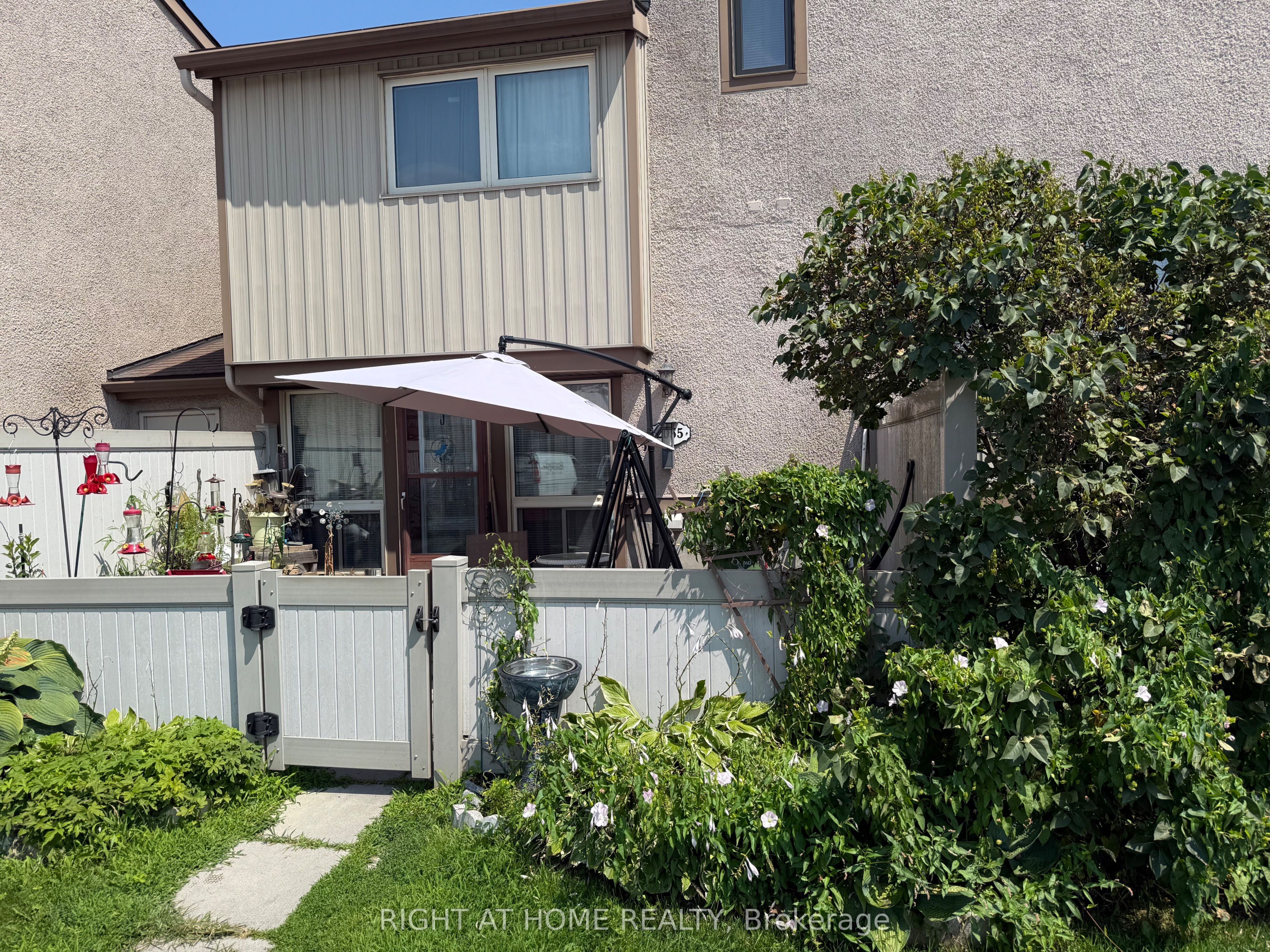 2055 Stonehenge Crescent, Cyrville - Carson Grove - Pineview, ON K1B 4N7 photo 3