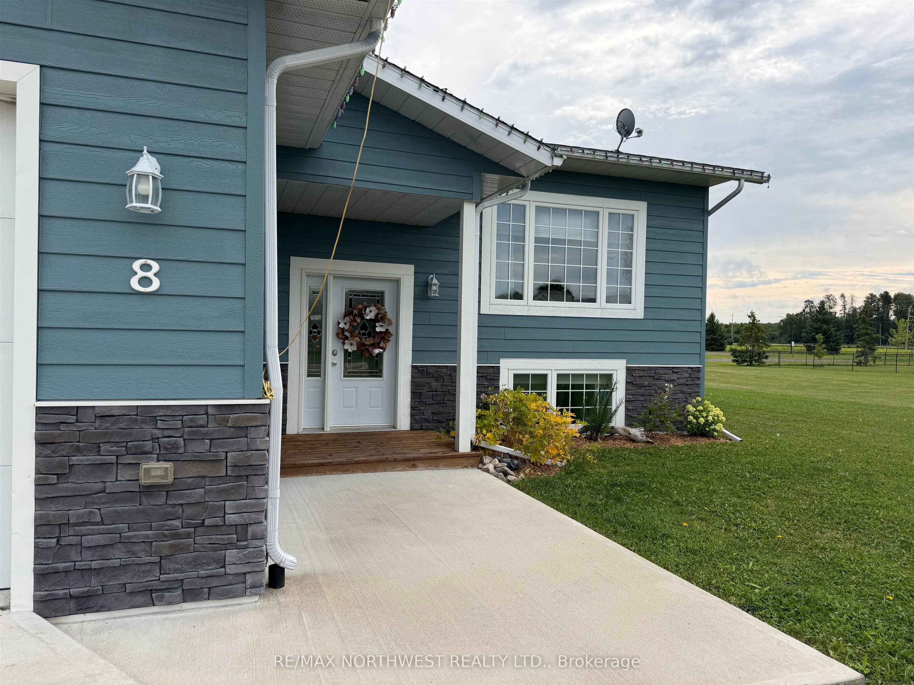 8 Spruce Drive, Emo, ON P0W 1E0 photo 2