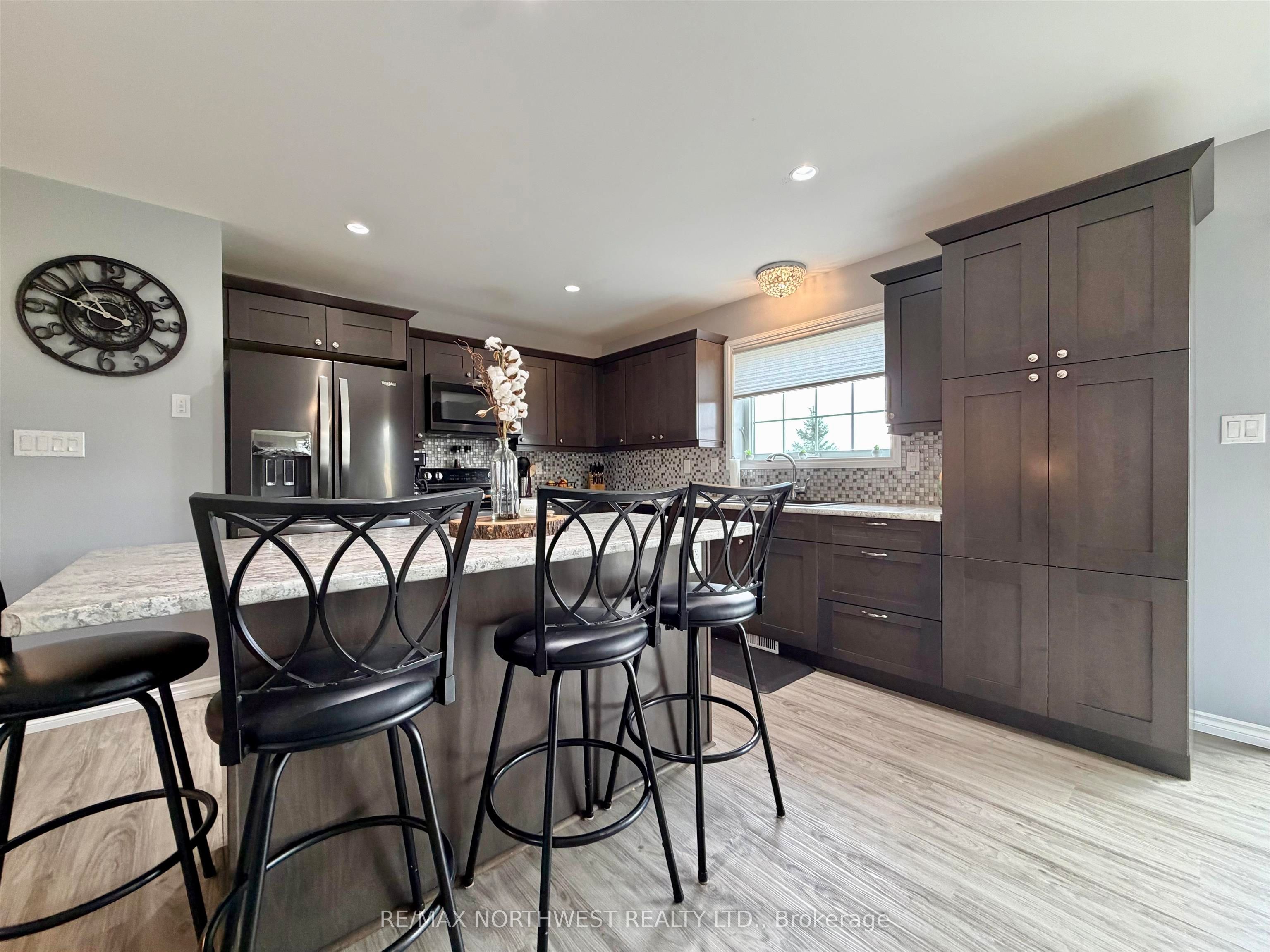 8 Spruce Drive, Emo, ON P0W 1E0 photo 3