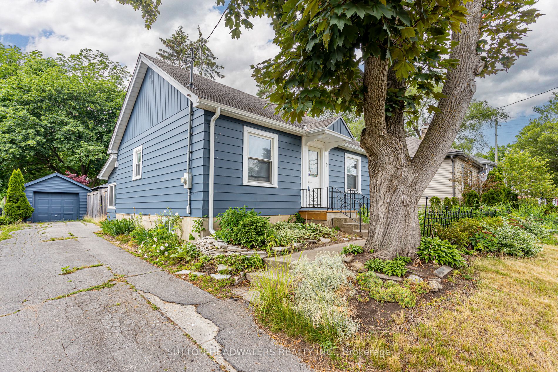 9 FORWARD Avenue, London North, ON N6H 1B5