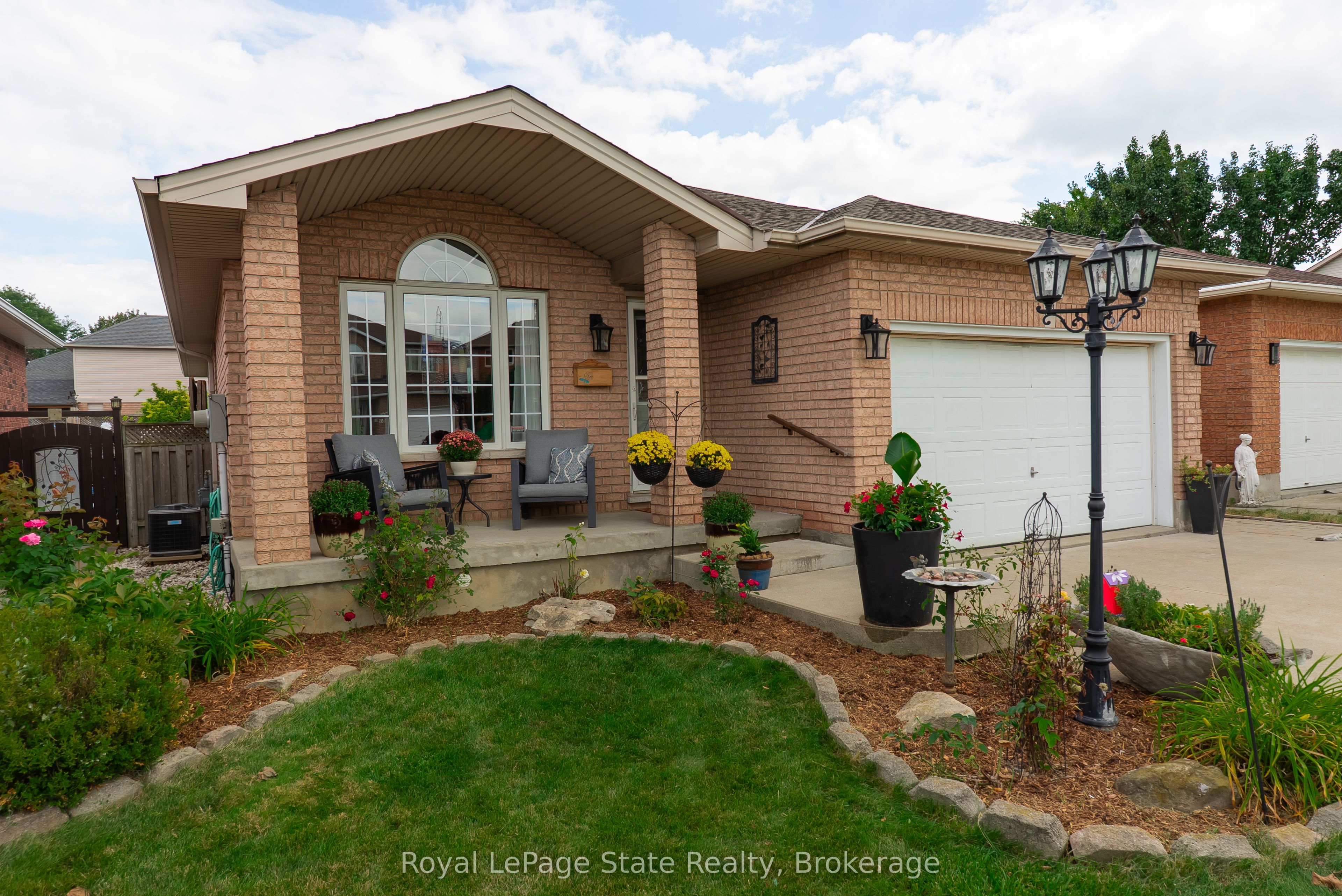 54 Republic Avenue, Hamilton, ON L9B 2G7 photo 2