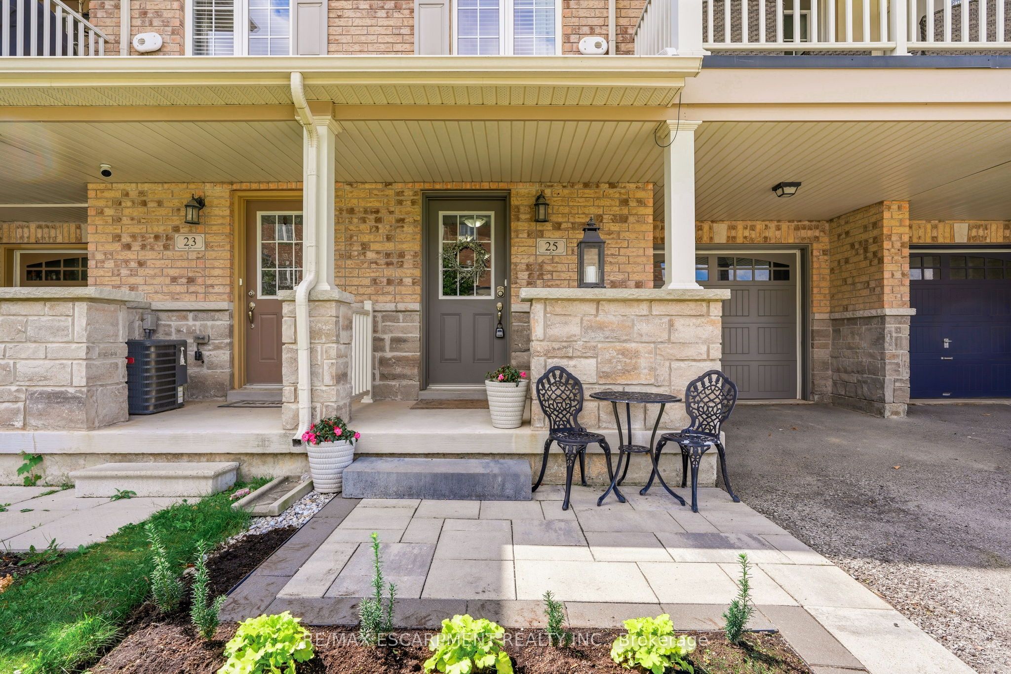 25 Hiscott Drive, Hamilton, ON L8B 0A3 photo 2