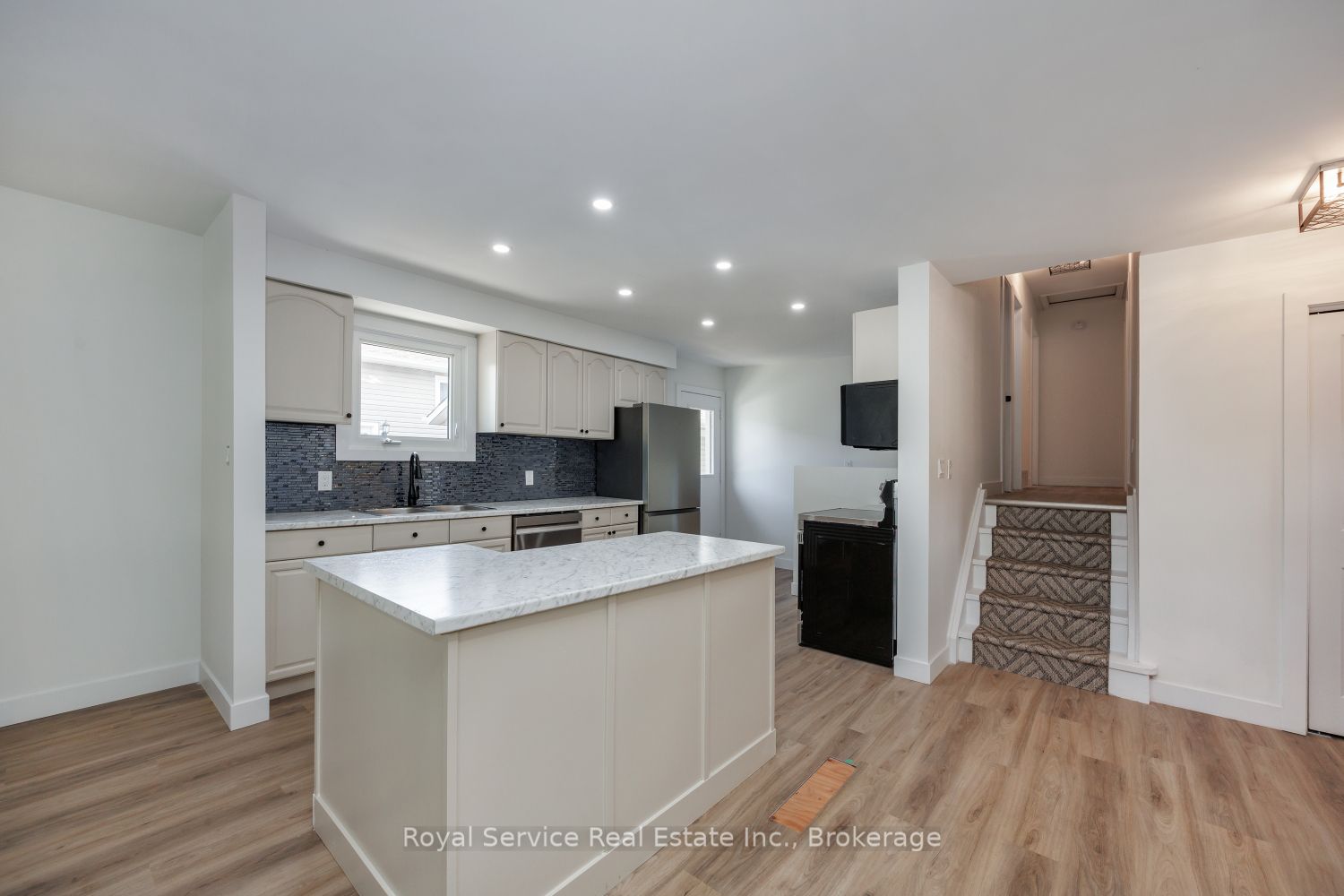567 Daintry Crescent, Cobourg, ON K9A 4X9 photo 5